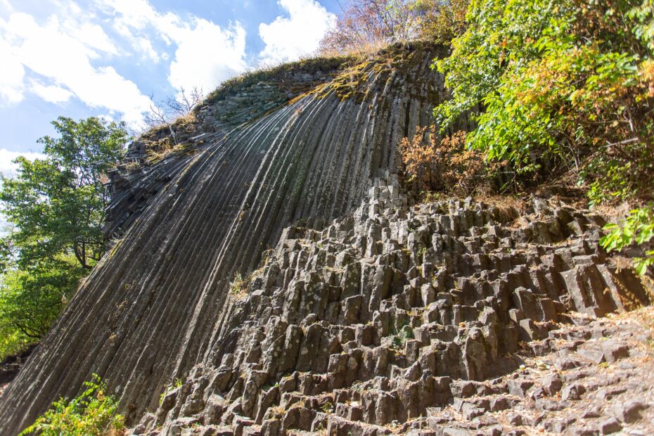 La cascade de pierre de Šomoška, une chute d’eau en basalte figée depuis 4 millions d’années la cascade de pierre de somoska une chute d eau en basalte figee depuis 4 millions d annees 1 la cascade de pierre de somoska une chute d eau en basalte figee depuis 4 millions d annees 1