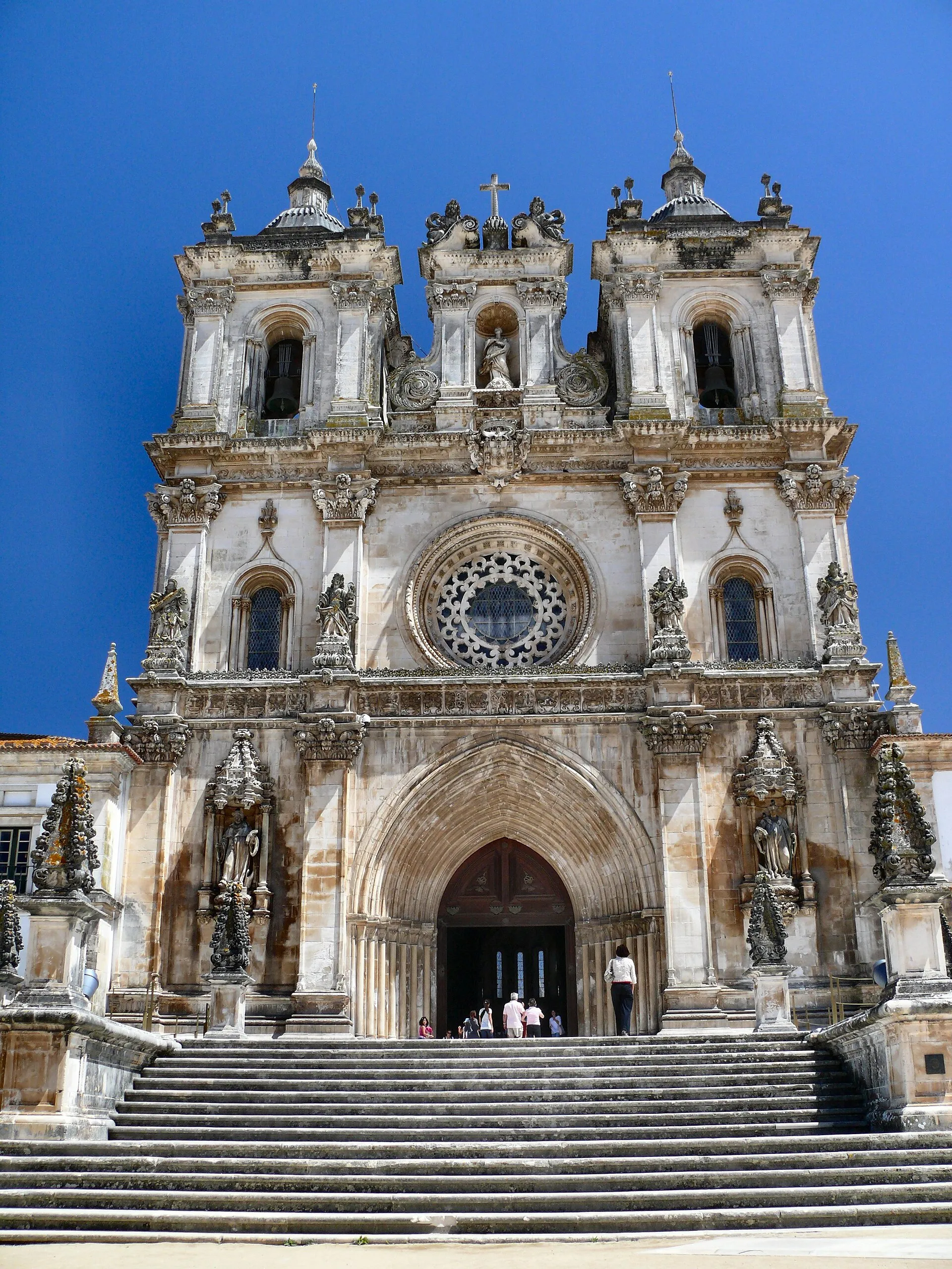 la mysterieuse porte anti gourmandise du monastere d alcobaca au portugal 2 Façade de l'église du monastère d’Alcobaça