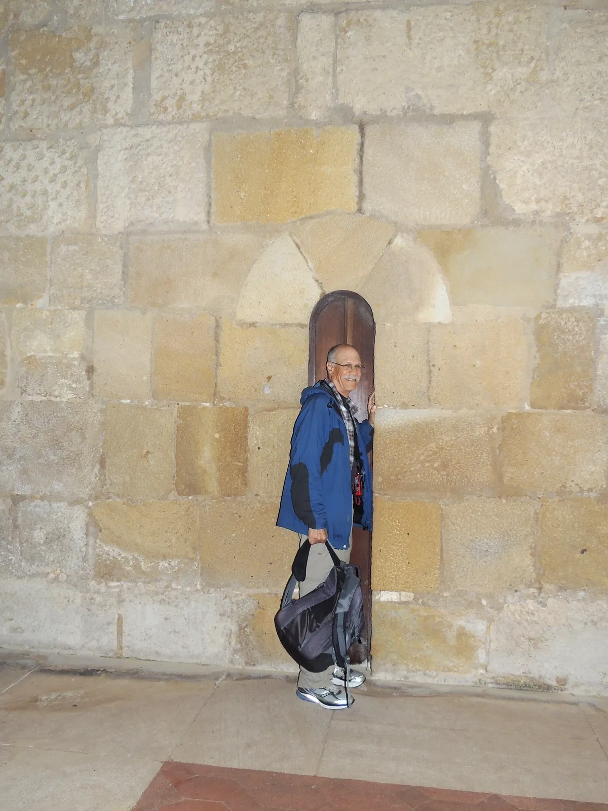 la mysterieuse porte anti gourmandise du monastere d alcobaca au portugal 3 Un visiteur tente la porte anti-gros du monastere d alcobaca