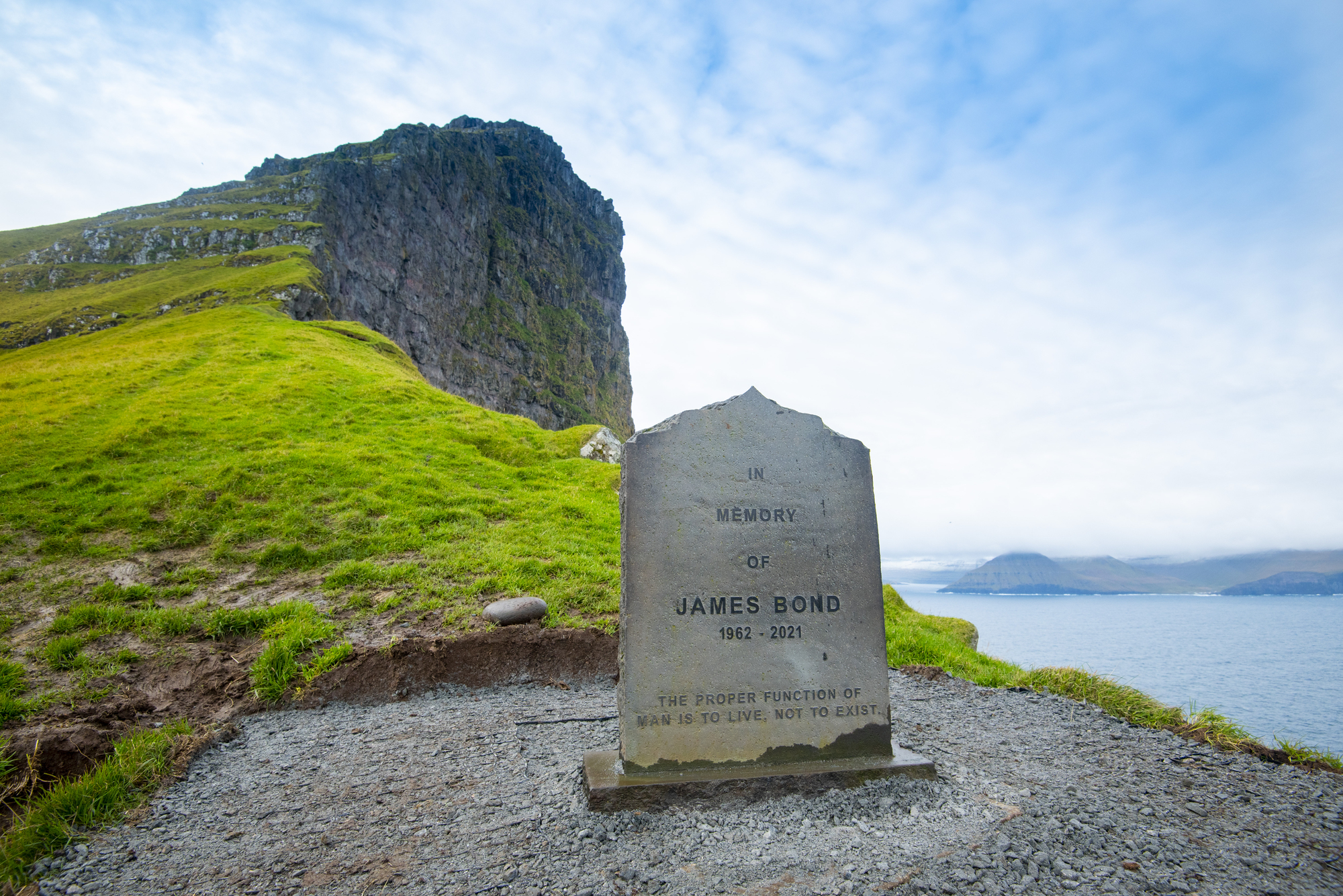la tombe de james bond sur une falaise des iles feroe kalsoy 1 la tombe de james bond sur une falaise des iles feroe kalsoy 1