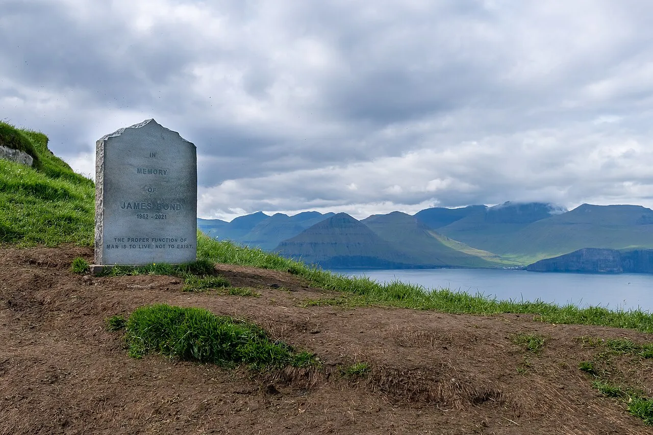 la tombe de james bond sur une falaise des iles feroe kalsoy 2 la tombe de james bond sur une falaise des iles feroe kalsoy 2
