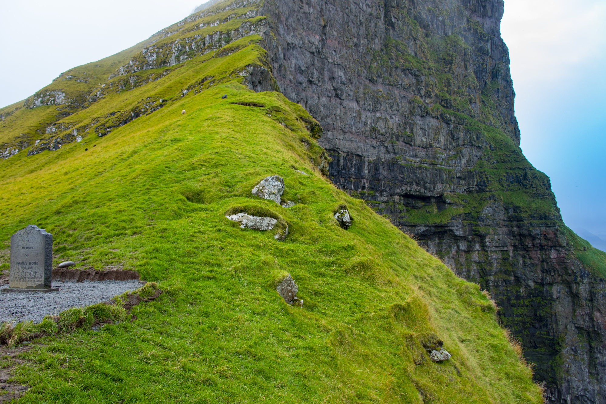 la tombe de james bond sur une falaise des iles feroe kalsoy 5 la tombe de james bond sur une falaise des iles feroe kalsoy 5