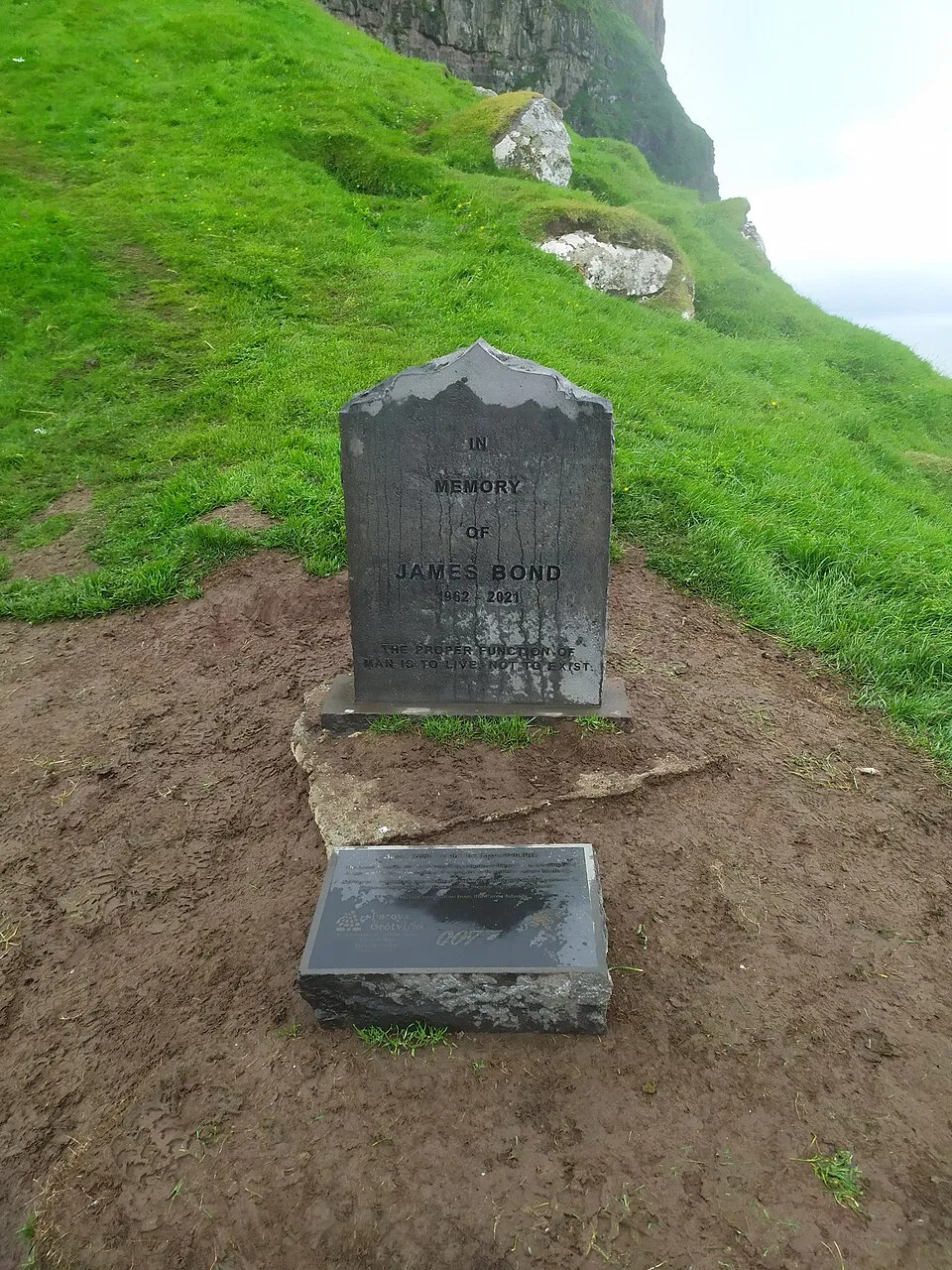 la tombe de james bond sur une falaise des iles feroe kalsoy 6 la tombe de james bond sur une falaise des iles feroe kalsoy 6
