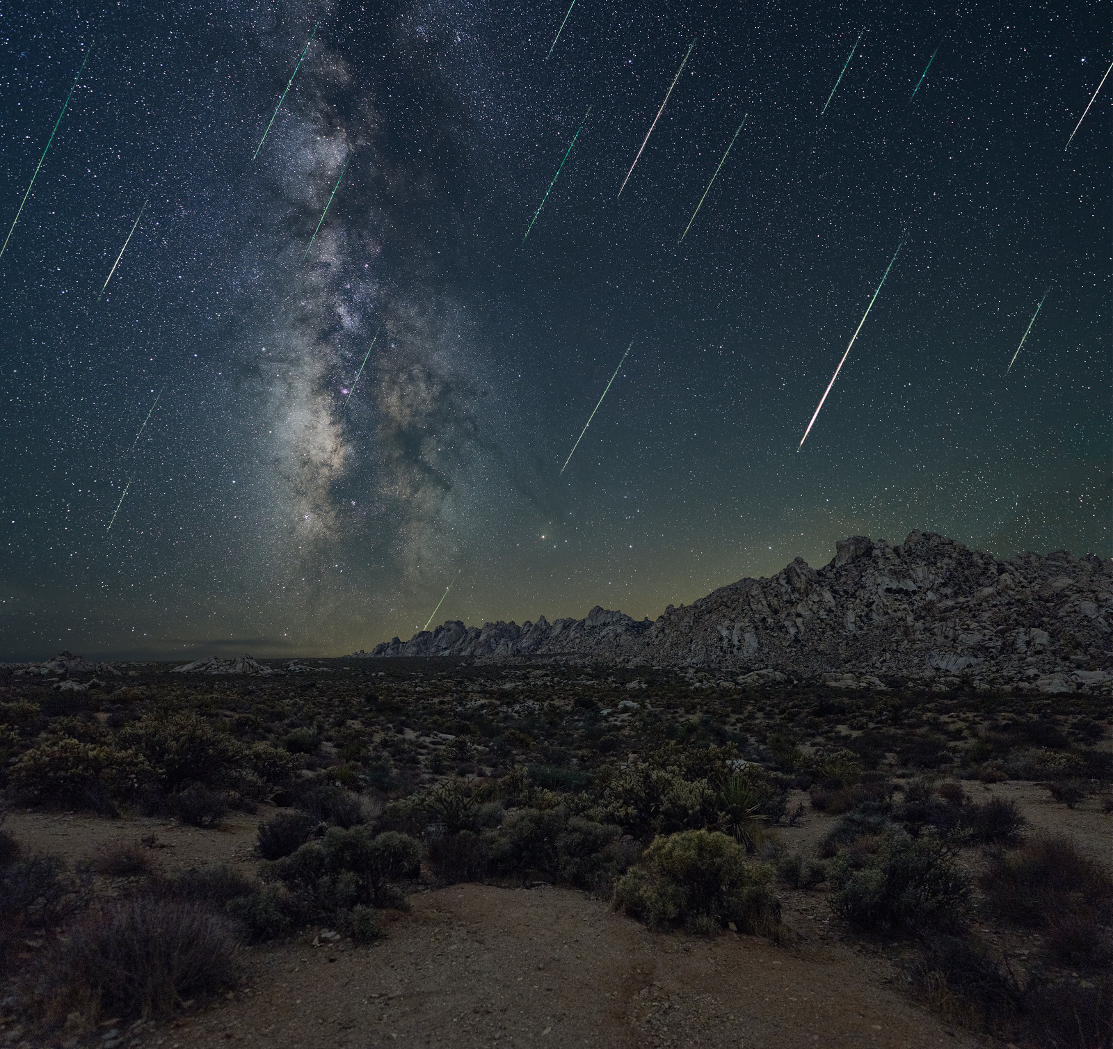 asteroide comete meteore ou meteorite le petit guide pour ne plus se tromper 1 Astéroïde, comète, météore ou météorite : Pluie de météores des Perséides dans la réserve nationale de Mojave.