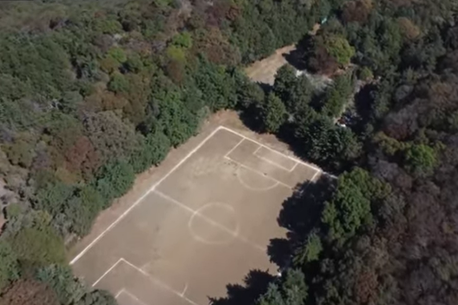 au mexique un terrain de football dans un volcan eteint