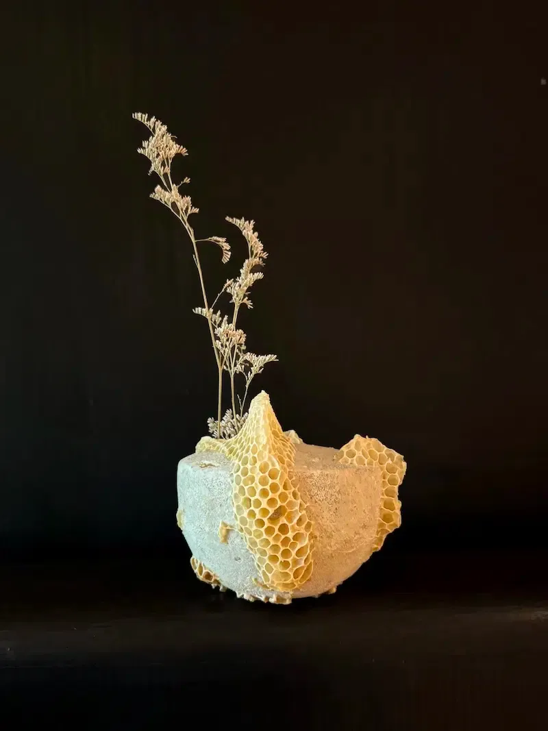 ava roth kintsugi ceramics 1 1 Vase en céramique avec nid d'abeilles et fleurs séchées