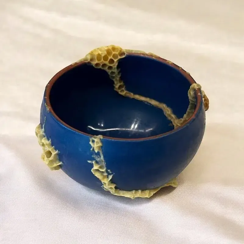 ava roth kintsugi ceramics 10 Bol bleu Kintsugi en nid d'abeille par Ava Roth