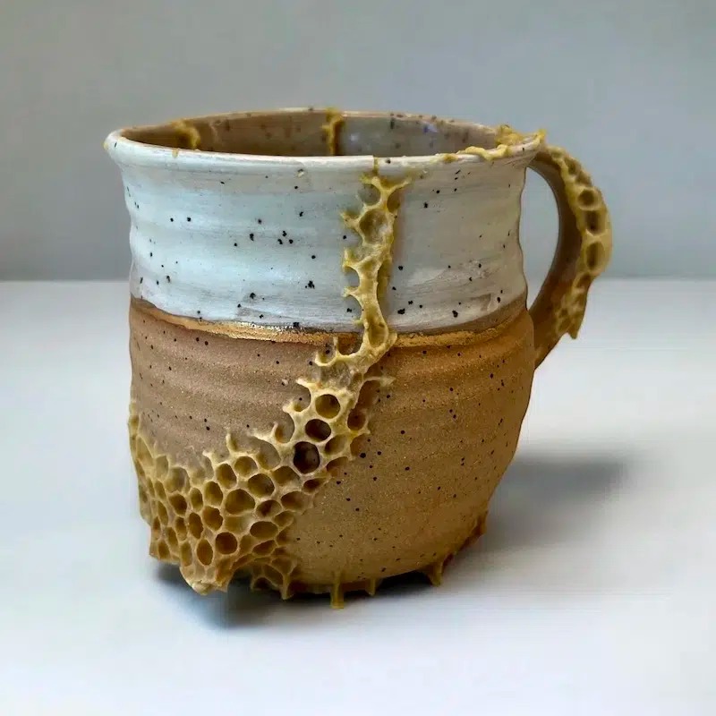ava roth kintsugi ceramics 7 1 Ava Roth - Mug Kintsubee avec liseré doré.