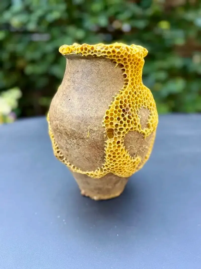 ava roth kintsugi ceramics 8 1 Vase vintage en terre cuite avec motif alvéolé naturel