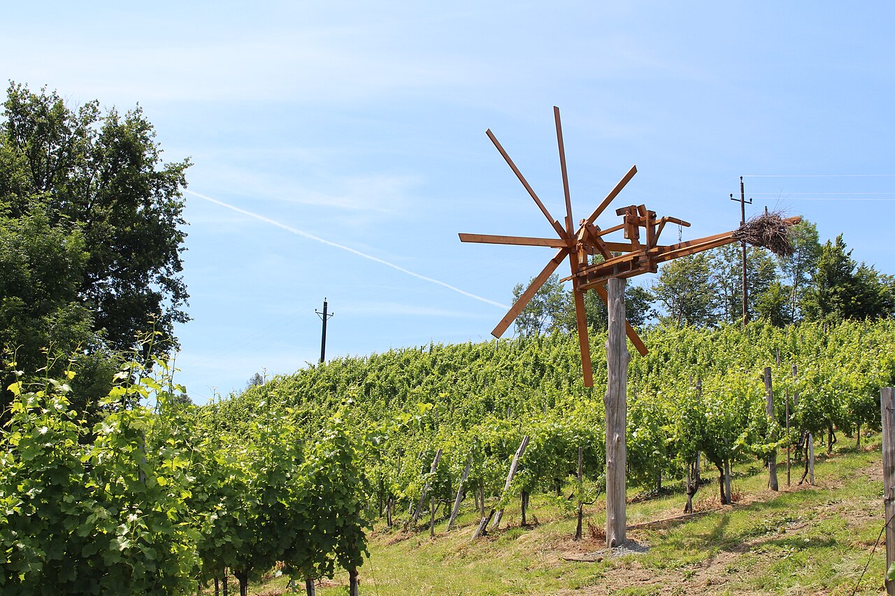 Le klopotec, le moulin épouvantail qui claque dans les vignobles slovènes le klopotec le moulin epouvantail qui claque dans les vignobles slovenes 1 Le klopotec, le moulin épouvantail qui claque dans les vignobles slovènes