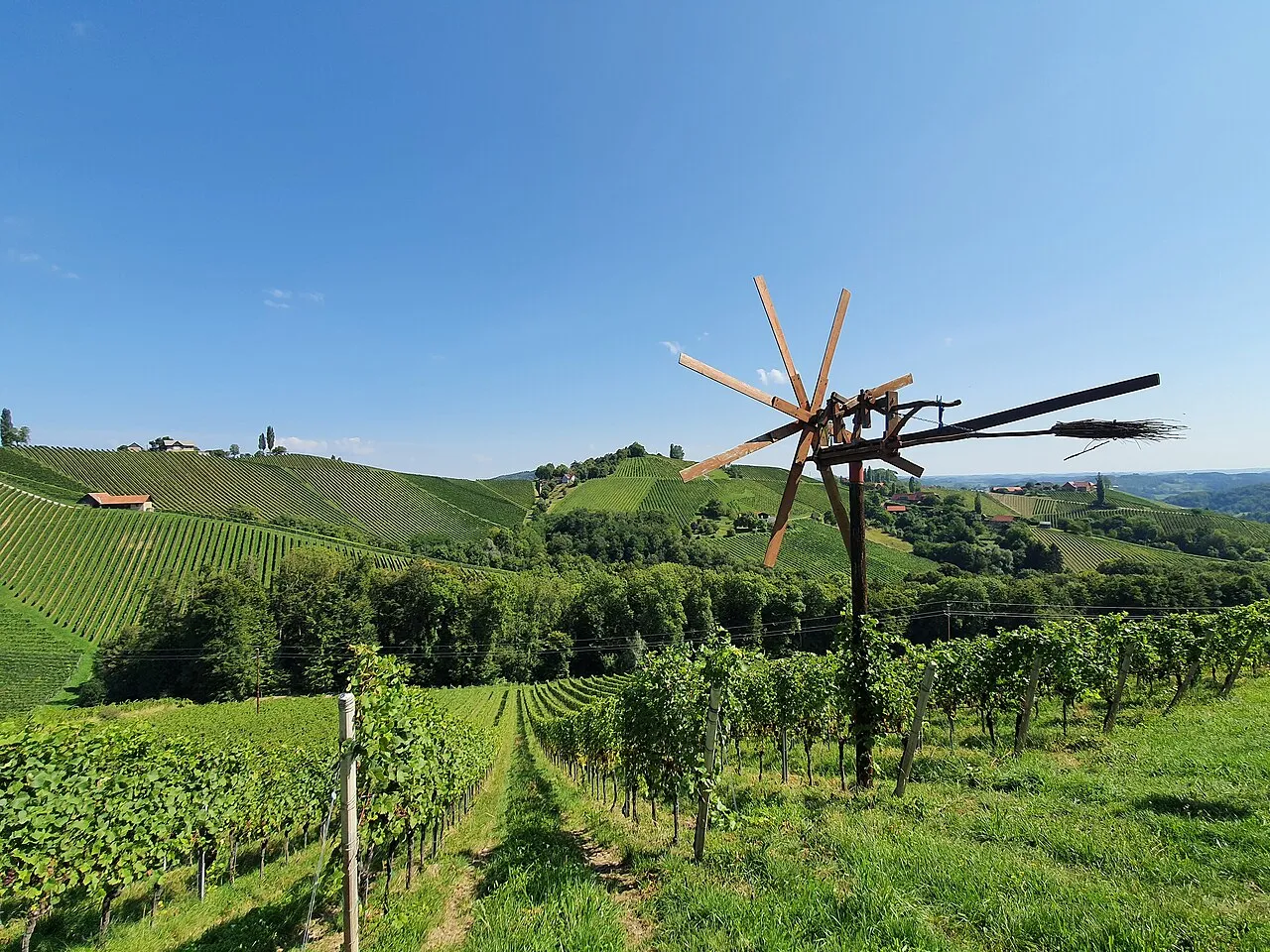 le klopotec le moulin epouvantail qui claque dans les vignobles slovenes 2 le klopotec le moulin epouvantail qui claque dans les vignobles slovenes 2