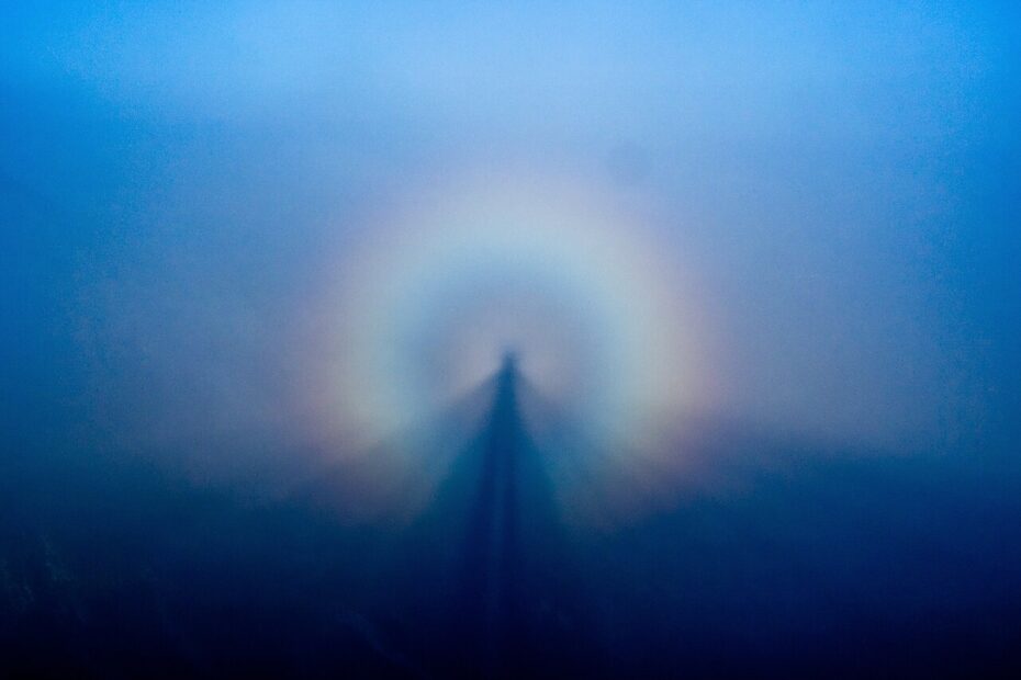 le spectre de brocken cette ombre entouree dun anneau arc en ciel dans le brouillard 1