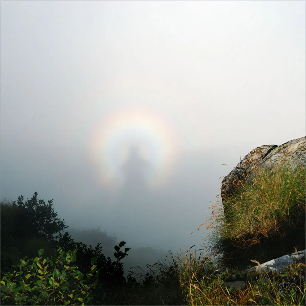 le spectre de brocken cette ombre entouree dun anneau arc en ciel dans le brouillard 2 le spectre de brocken cette ombre entouree dun anneau arc en ciel dans le brouillard 2