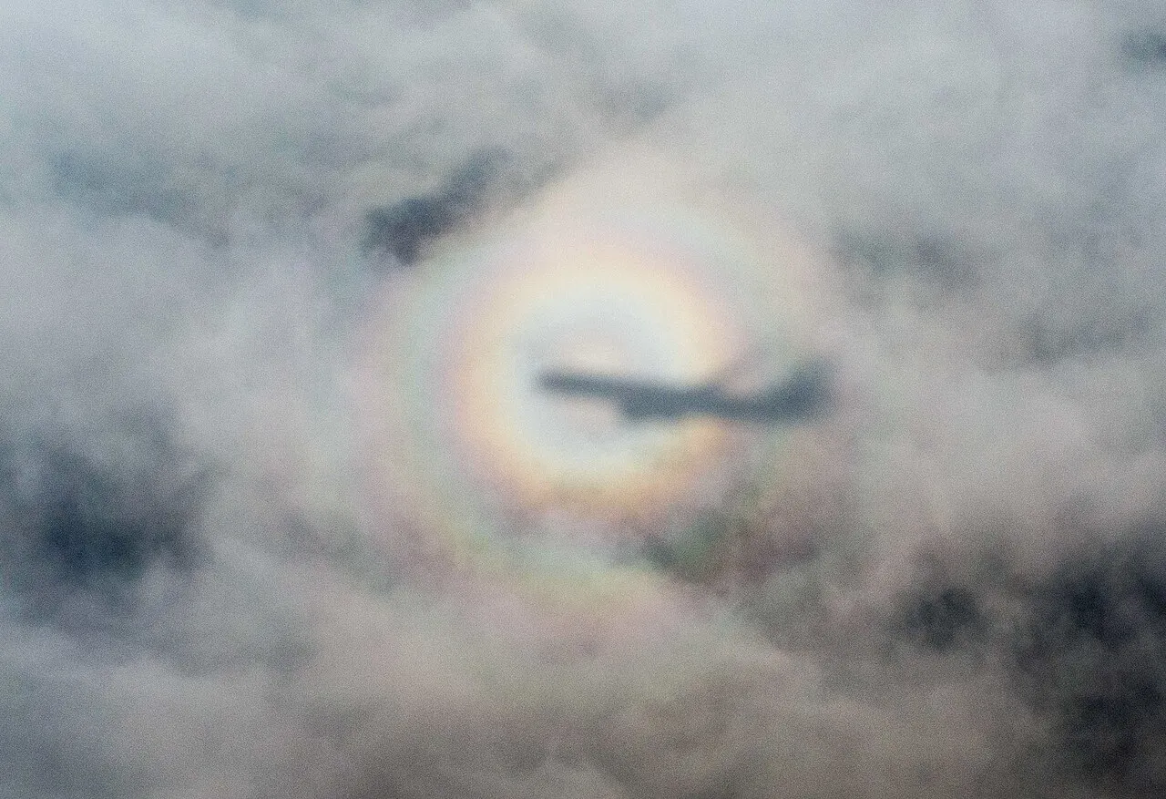 le spectre de brocken cette ombre entouree dun anneau arc en ciel dans le brouillard 3 le spectre de brocken cette ombre entouree dun anneau arc en ciel dans le brouillard : gloire d'un avion en vol