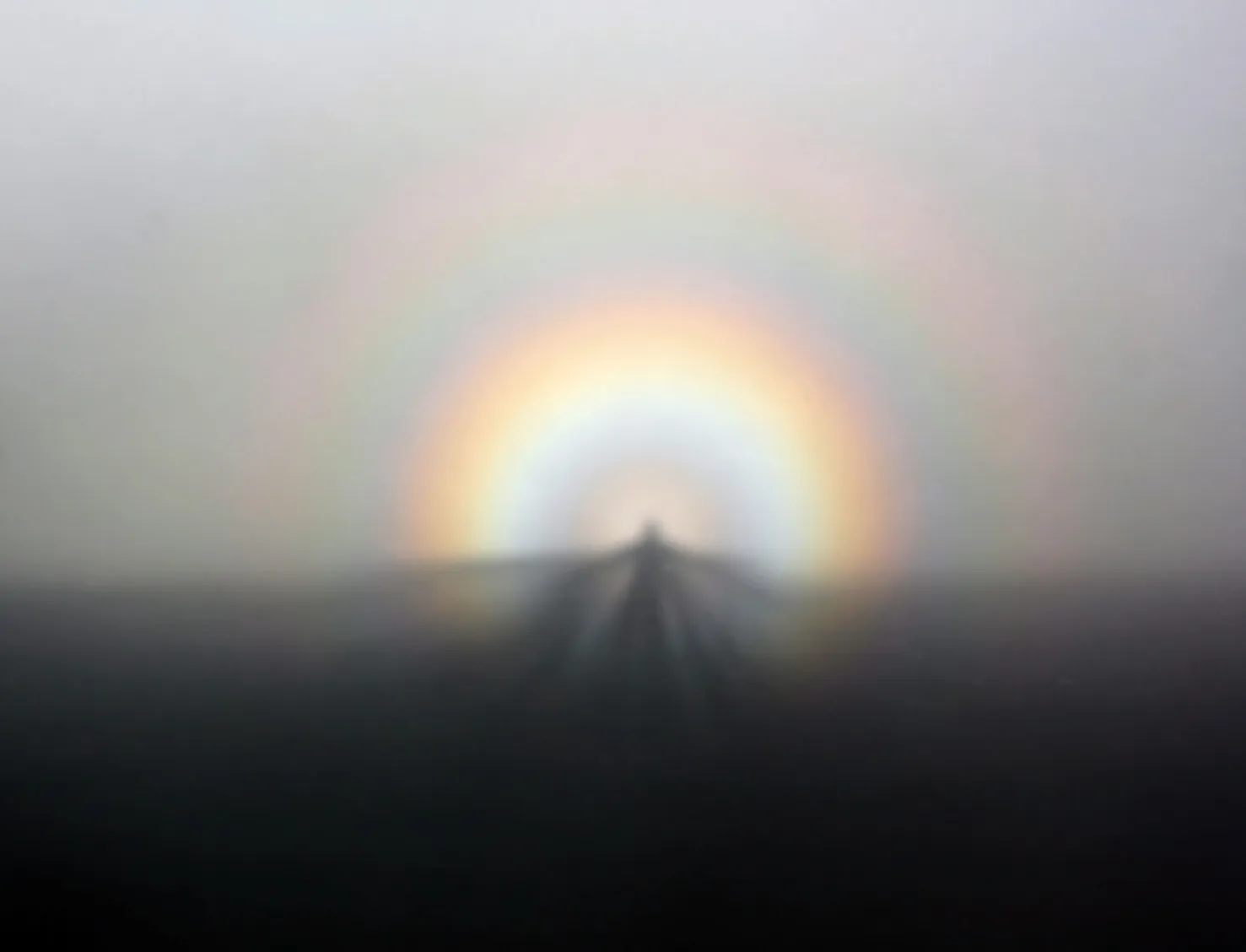 le spectre de brocken cette ombre entouree dun anneau arc en ciel dans le brouillard 4 le spectre de brocken cette ombre entouree dun anneau arc en ciel dans le brouillard 4