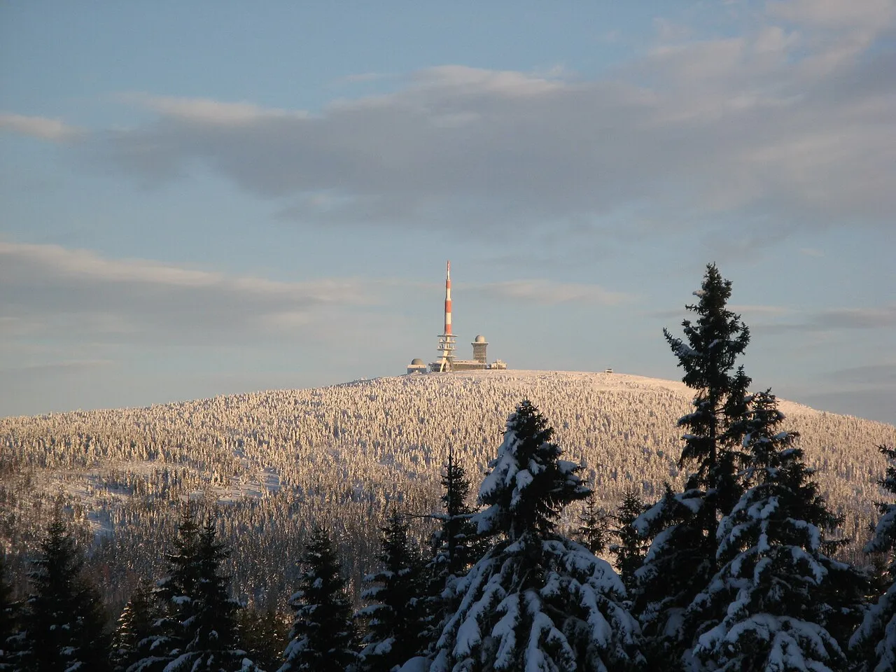 le spectre de brocken cette ombre entouree dun anneau arc en ciel dans le brouillard 5 le spectre de brocken cette ombre entouree dun anneau arc en ciel dans le brouillard : mont Brocken