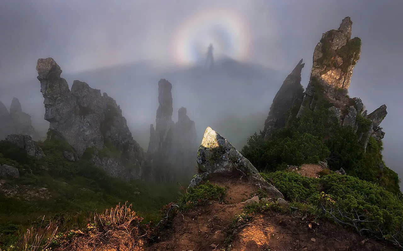 le spectre de brocken cette ombre entouree dun anneau arc en ciel dans le brouillard 6 Spectre de Brocken au mont Shpyci dans les Carpathes