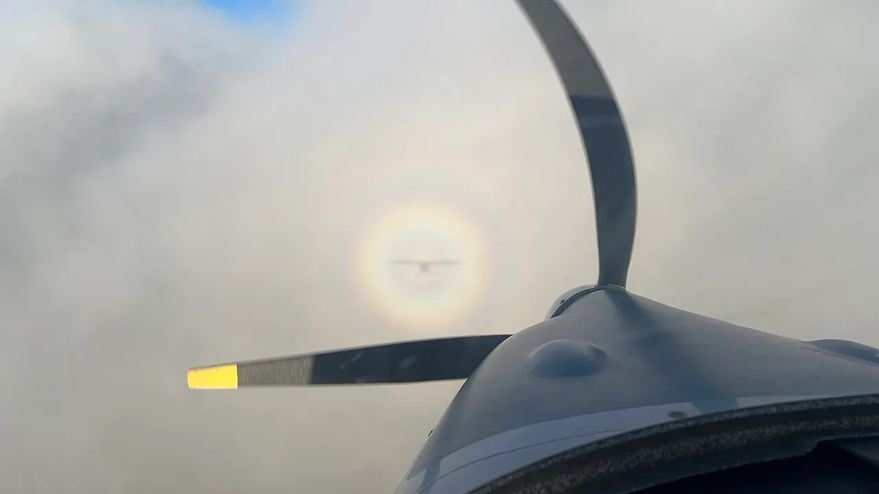 le spectre de brocken cette ombre entouree dun anneau arc en ciel dans le brouillard 7 le spectre de brocken cette ombre entouree dun anneau arc en ciel dans le brouillard : avion