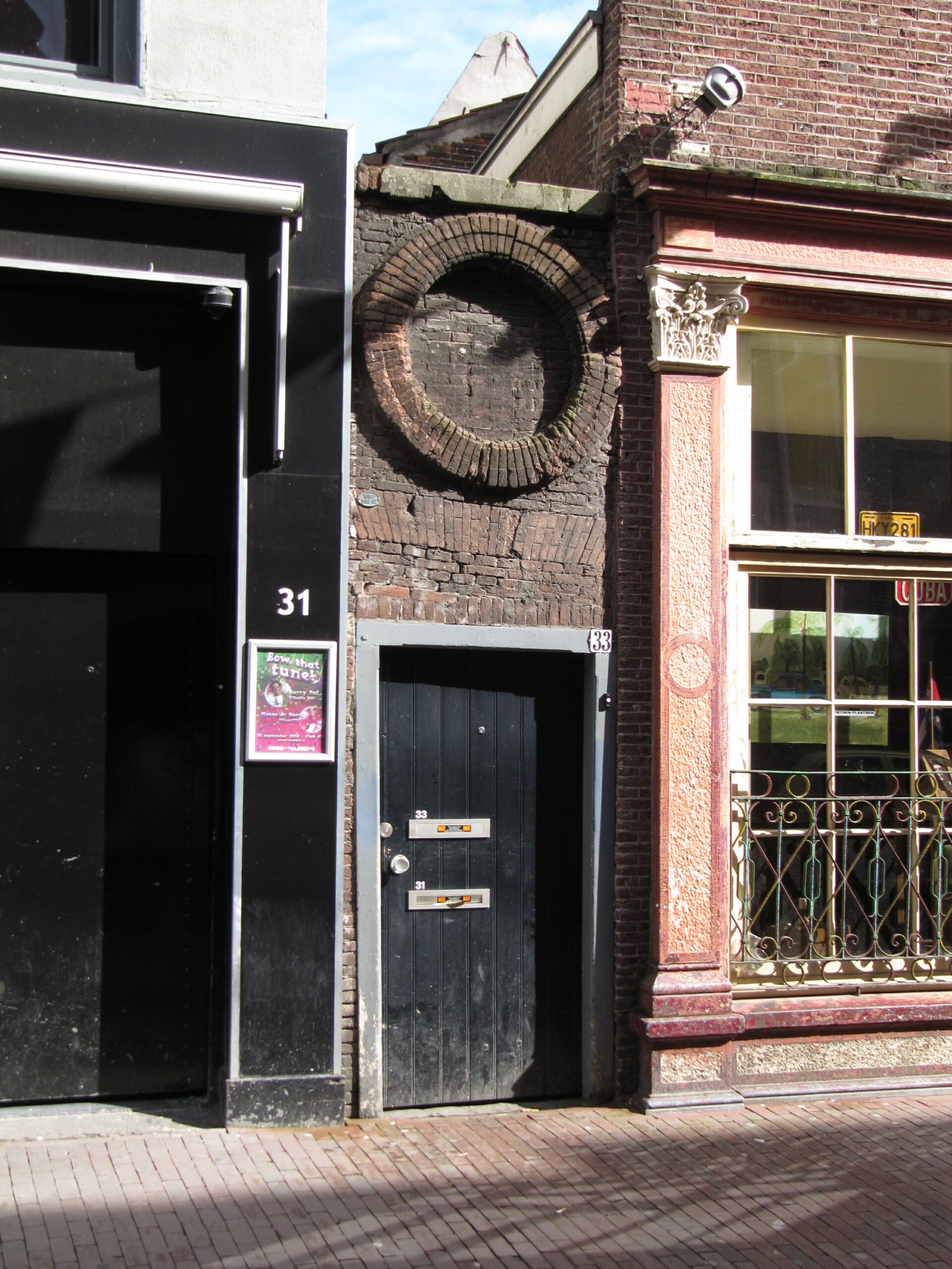 Cette simple porte de Haarlem est un monument national des Pays-Bas porte 19695 Haarlem 33 Smedestraat monument national des pays bas scaled Cette simple porte de Haarlem est un monument national des Pays-Bas