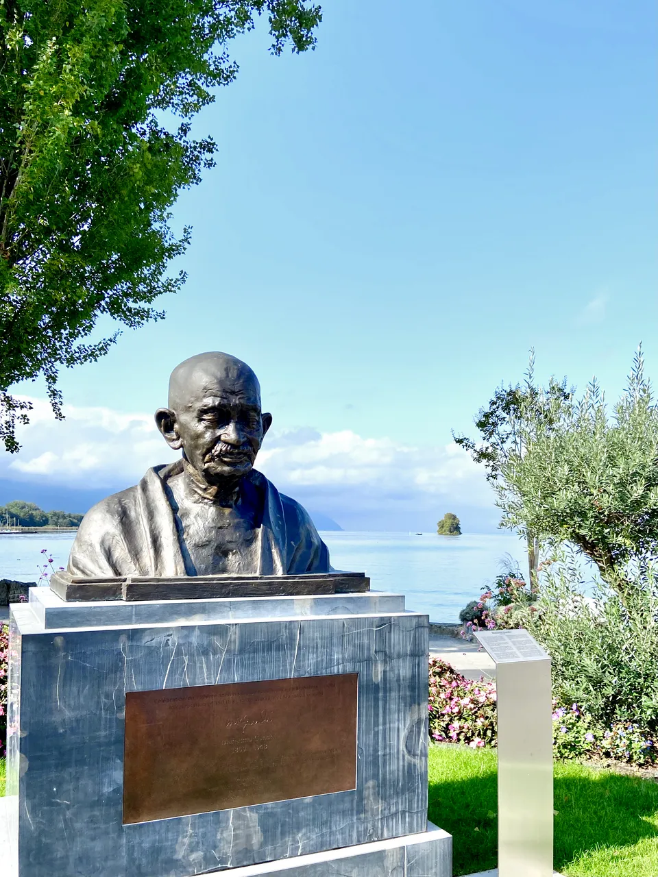 statue de gandhi ile de peilz ilot du lac leman platane 1 Vue de l'île de Peilz derrière la statue de Gandhi