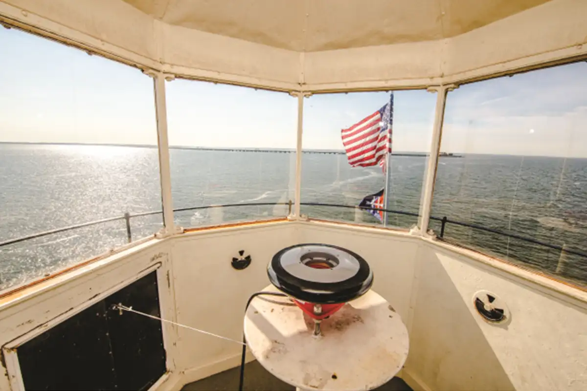 un phare a vendre au milieu de la baie de chesapeake 3 un phare a vendre au milieu de la baie de chesapeake : lanterne du phare