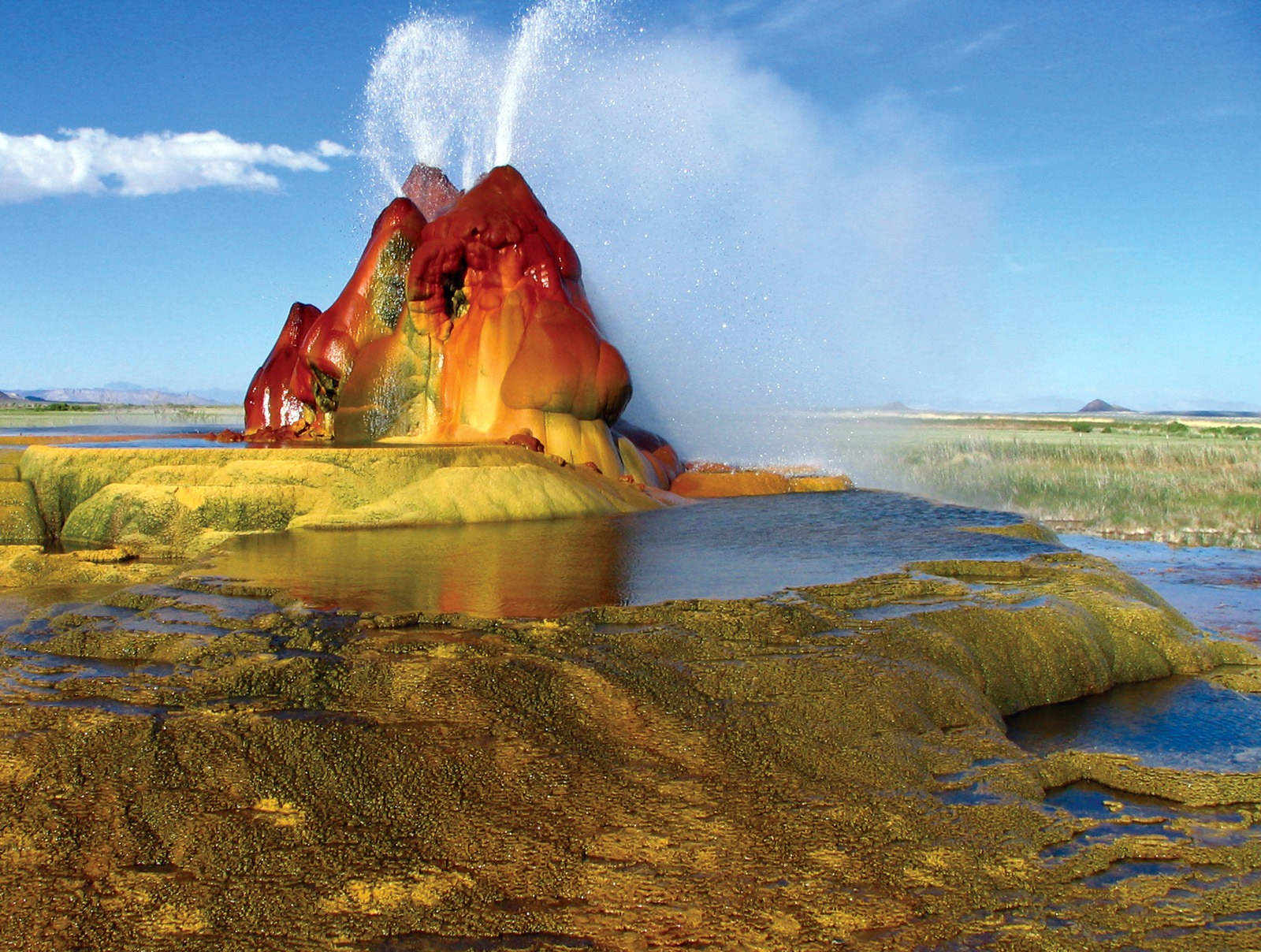 Fly Geyser : le geyser multicolore né d’un forage raté dans le Nevada le fly geyser merveille accidentelle du nevada 1 Fly Geyser : le geyser multicolore né d’un forage raté dans le Nevada