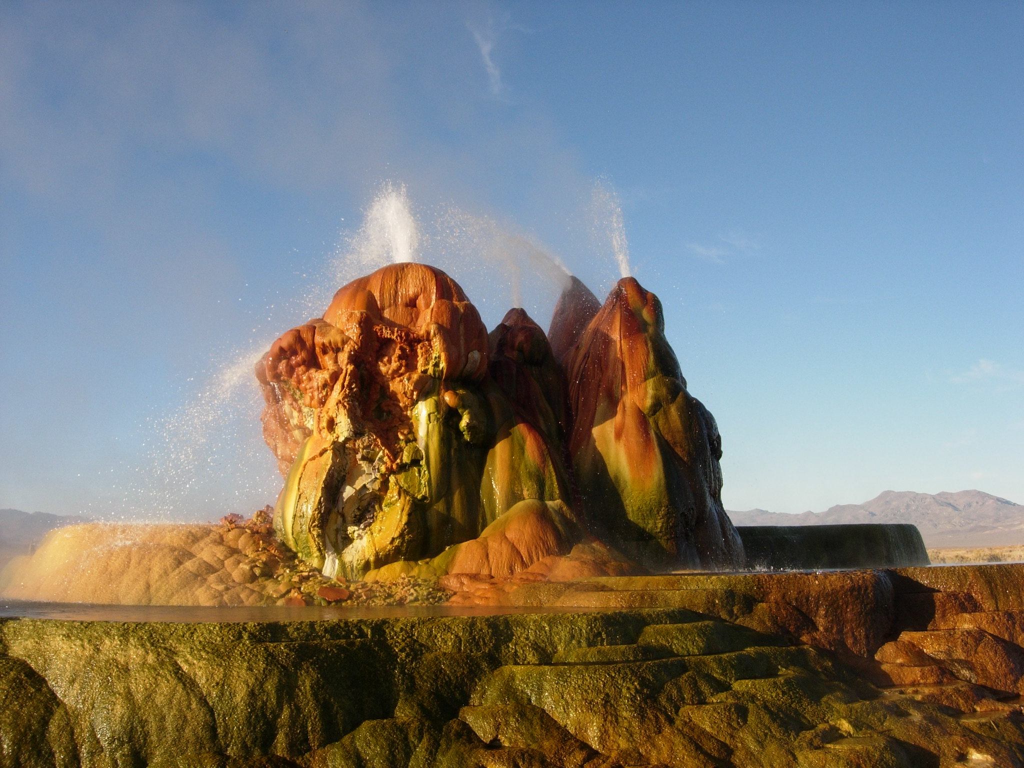 le fly geyser merveille accidentelle du nevada 2 Jets d’eau chaude jaillissant des cônes du Fly Geyser au Nevada