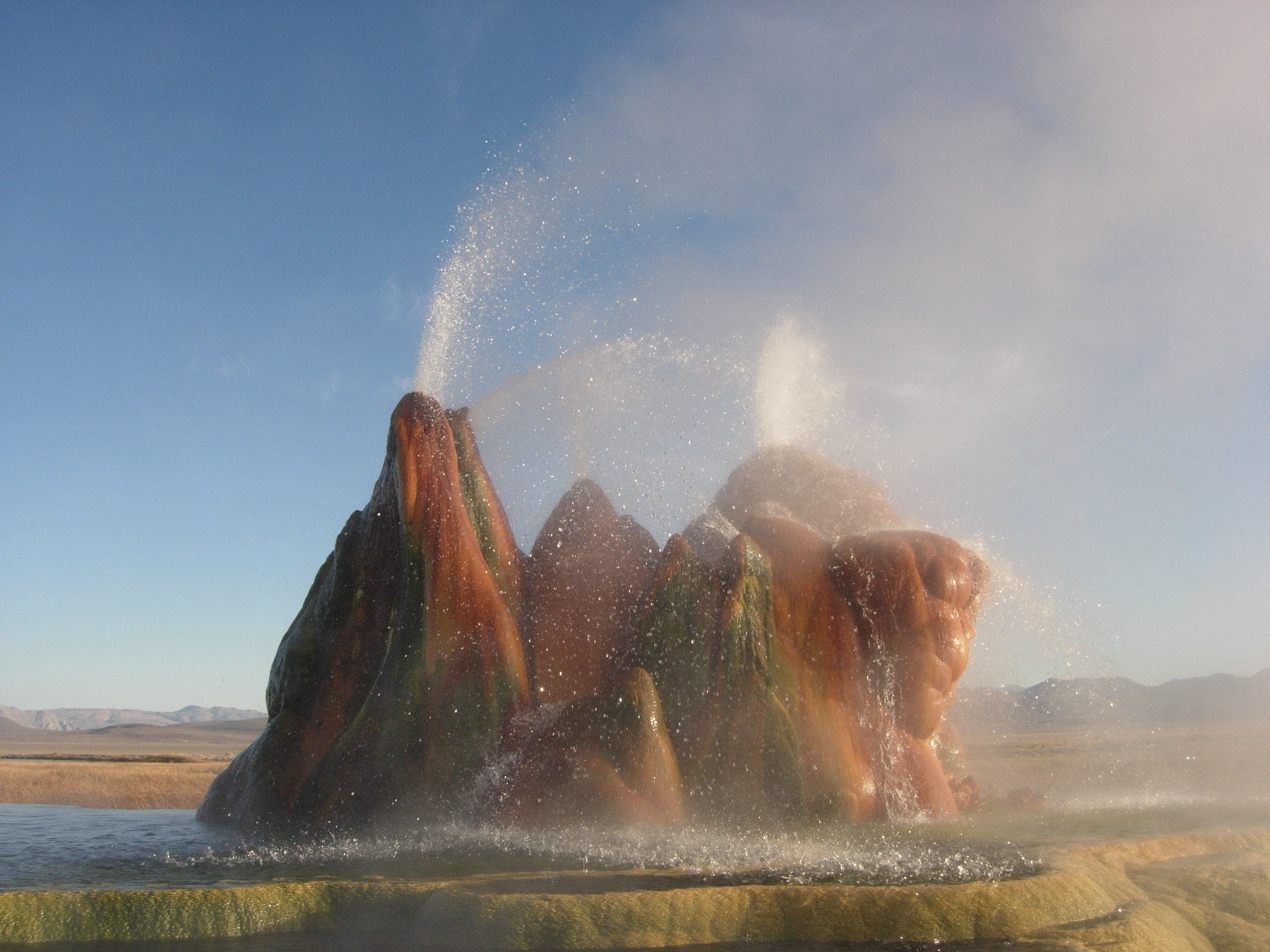 le fly geyser merveille accidentelle du nevada 3 Terrasses minérales et bassins formés autour du Fly Geyser