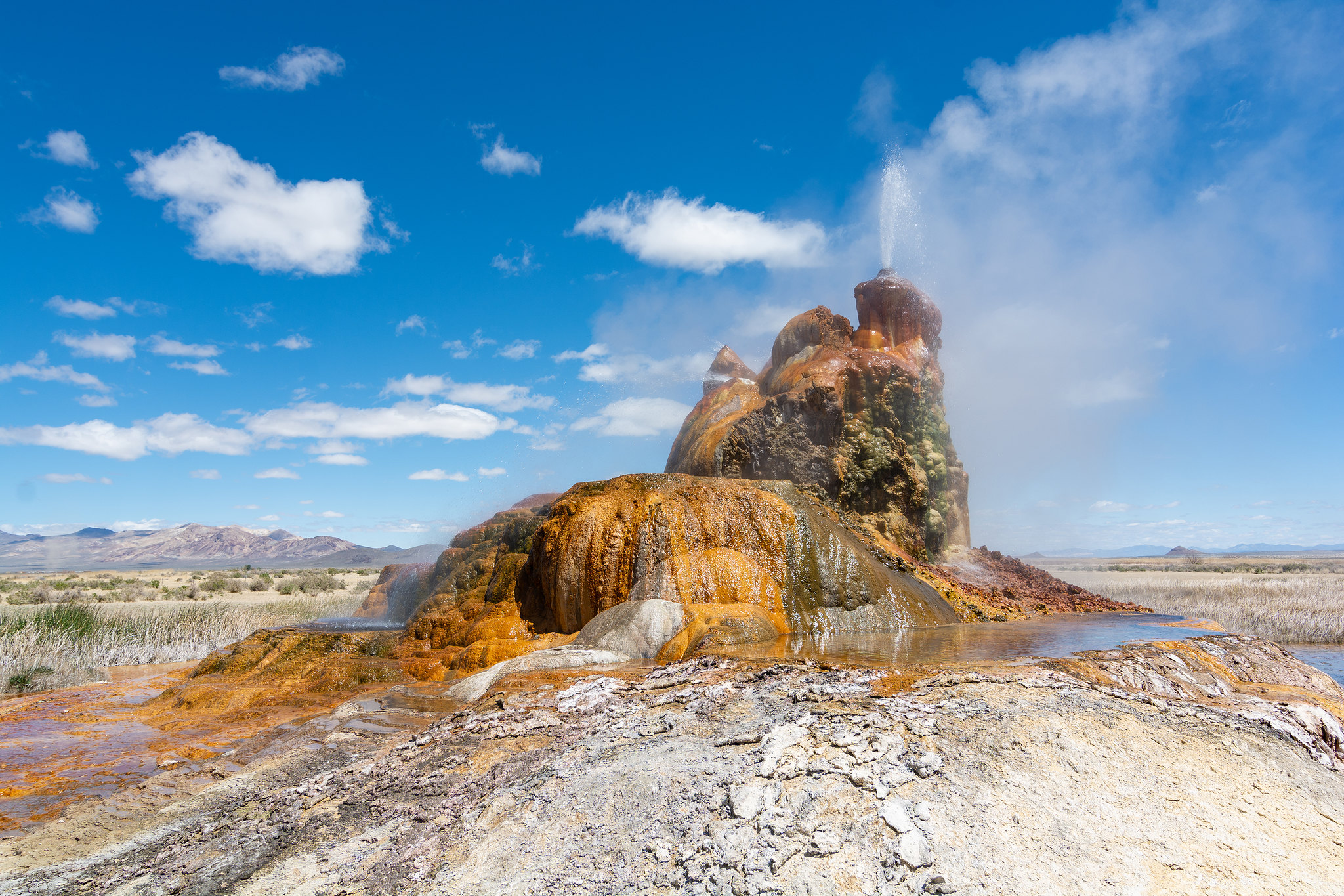 le fly geyser merveille accidentelle du nevada 5 Dépôts orange, rouges et verts du Fly Geyser width=