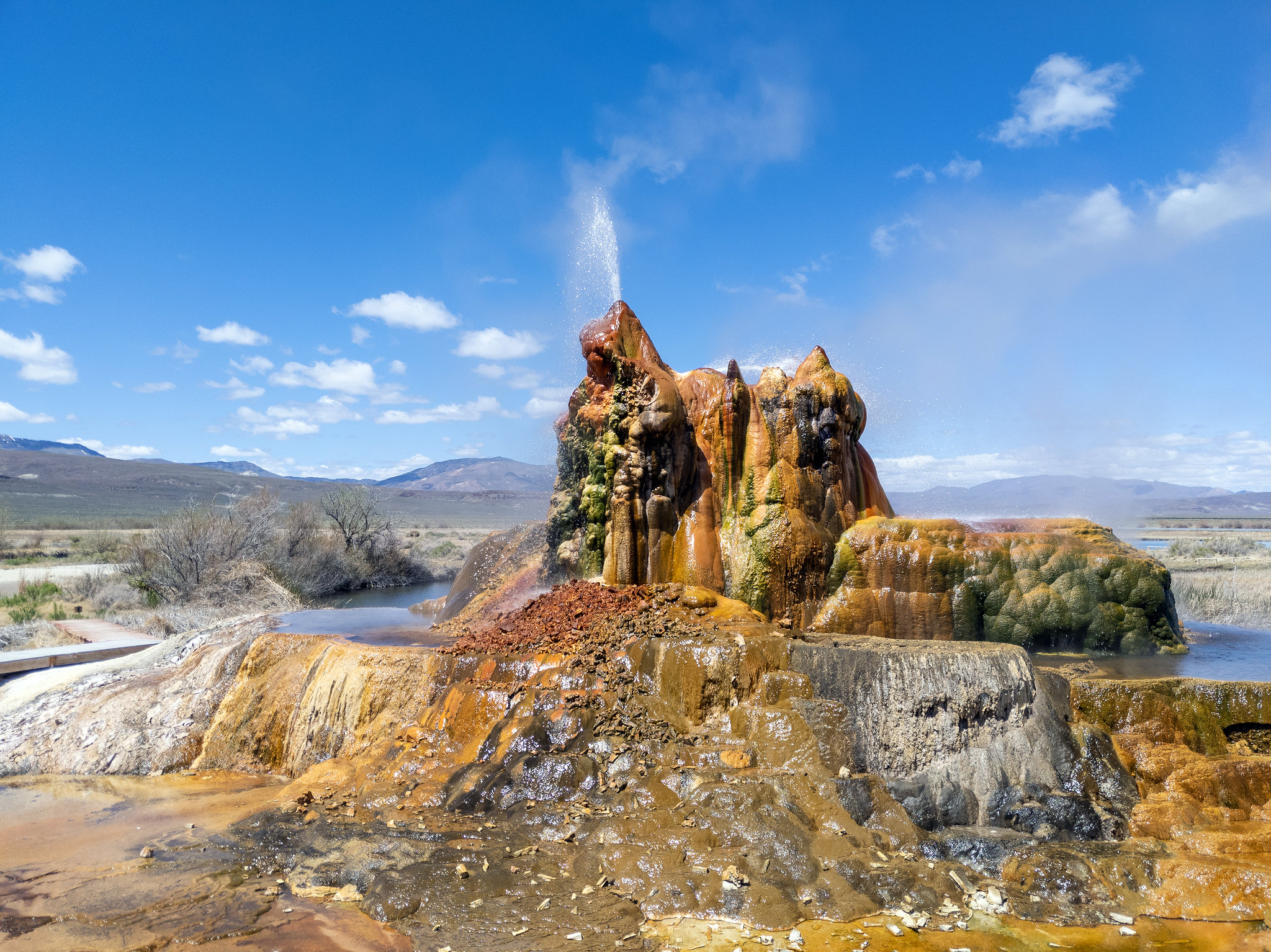 le fly geyser merveille accidentelle du nevada 6 Fly Geyser dans le paysage désertique et humide de Fly Ranch