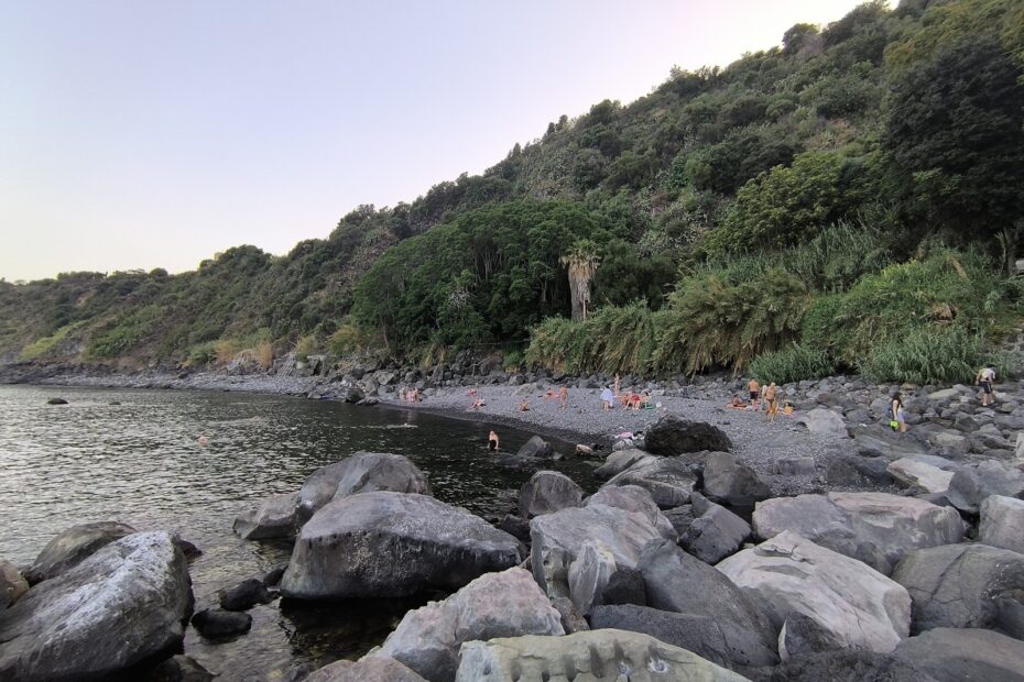 La Spiaggia del Mulino à Acireale avec ses galets de lave et sa végétation