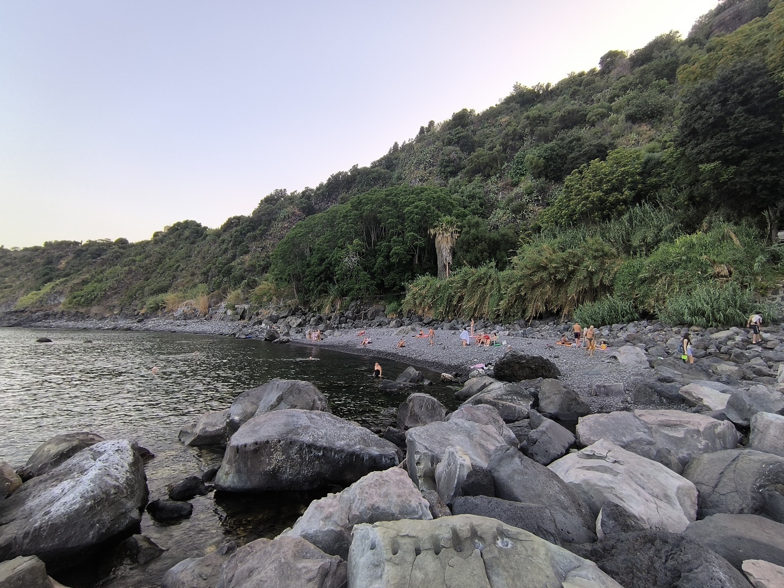La Spiaggia del Mulino à Acireale avec ses galets de lave et sa végétation La Spiaggia del Mulino à Acireale avec ses galets de lave et sa végétation
