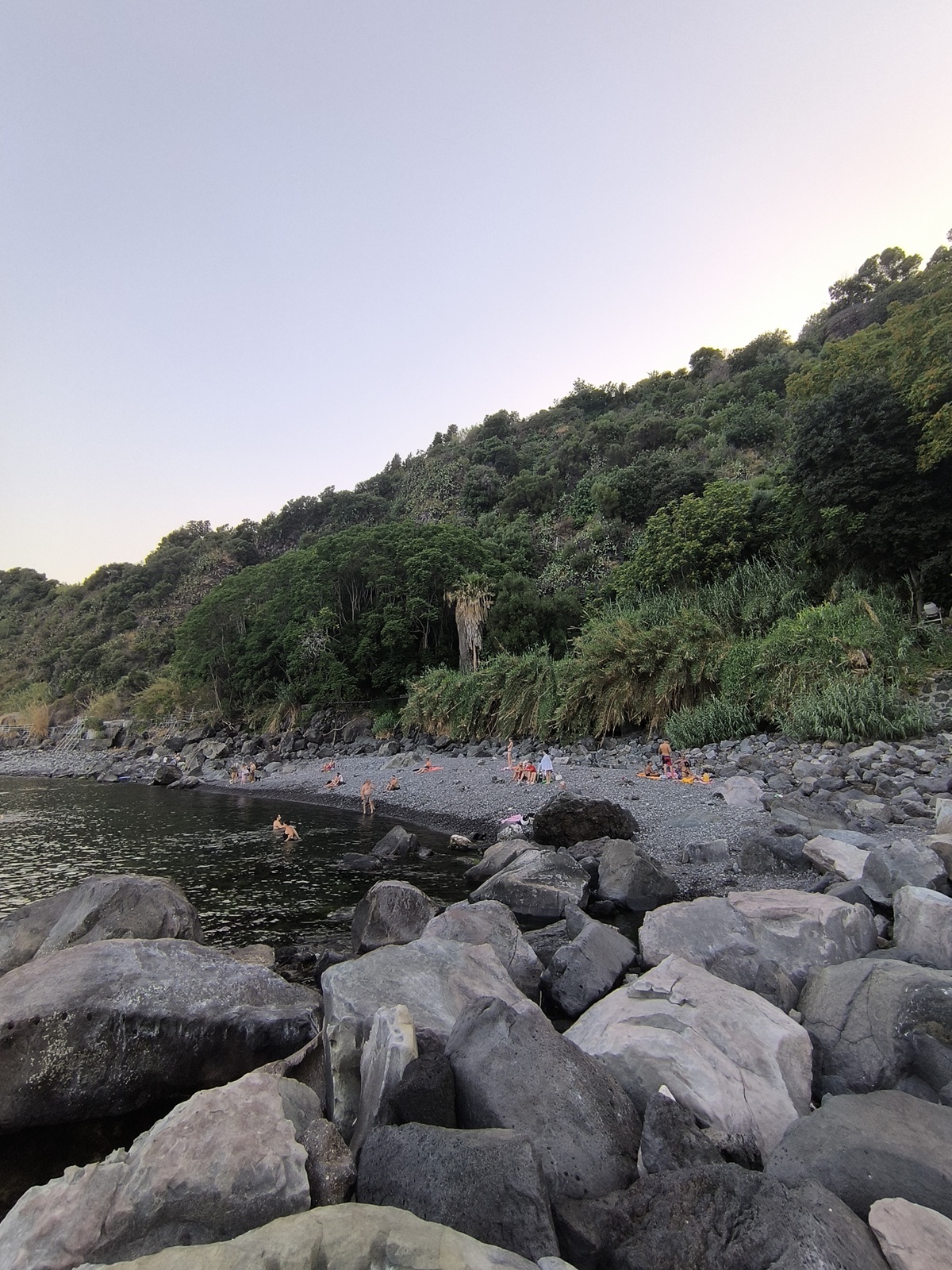 La petite Spiaggia del Mulino fréquentée par les habitants d’Acireale La petite Spiaggia del Mulino fréquentée par les habitants d’Acireale
