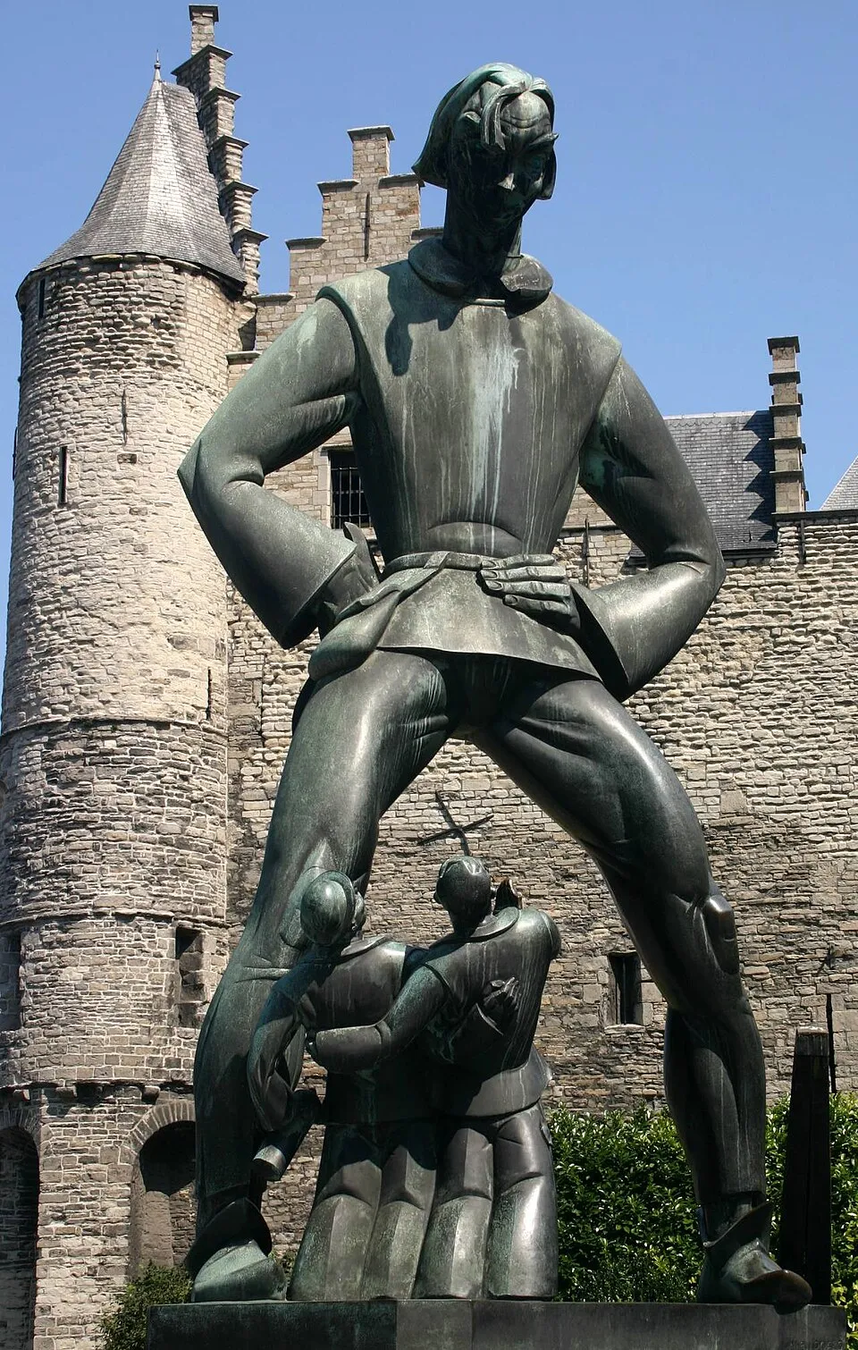 Détail de la statue de Lange Wapper avec les deux ivrognes effrayés à ses pieds Détail de la statue de Lange Wapper avec les deux ivrognes effrayés à ses pieds