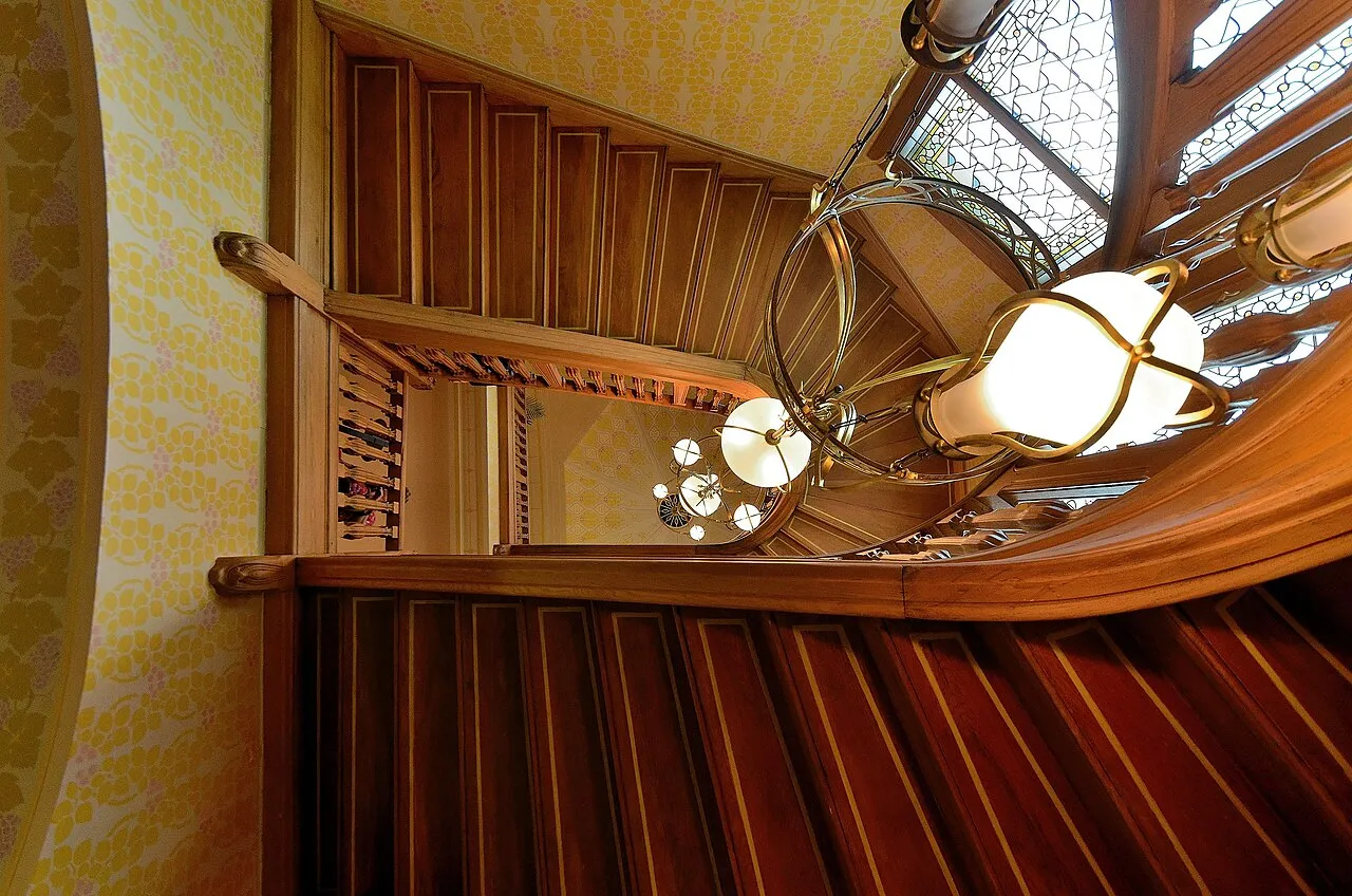 villa demoiselle reims escalier art nouveau Grand escalier en bois de la Villa Demoiselle éclairé par des vitraux Art nouveau