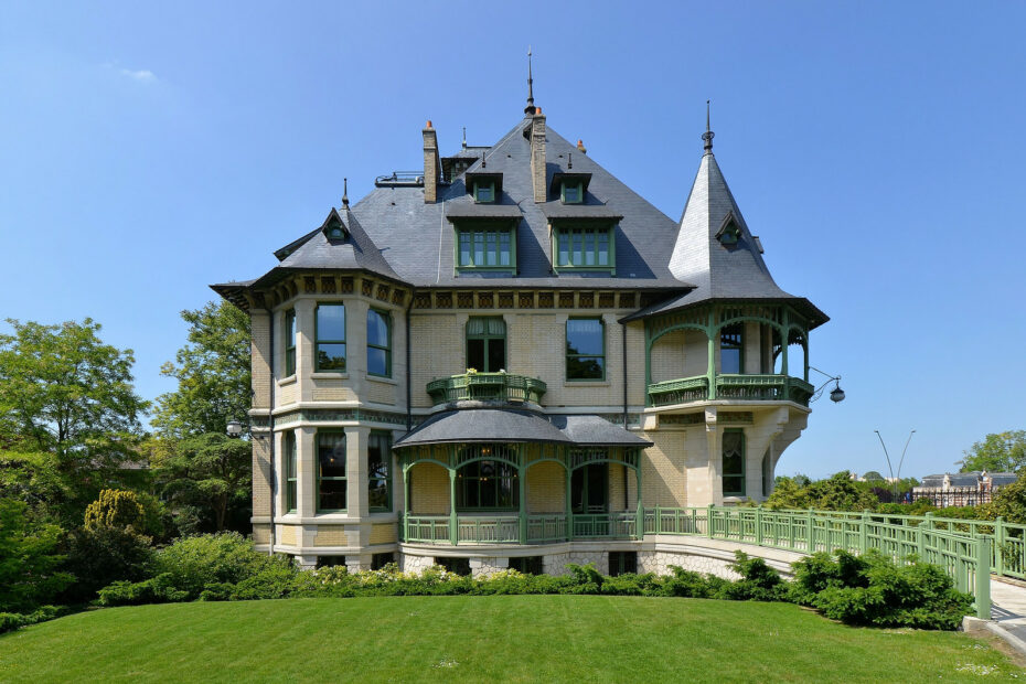 Façade en brique claire de la Villa Demoiselle à Reims avec ses tourelles et ses fenêtres Art nouveau
