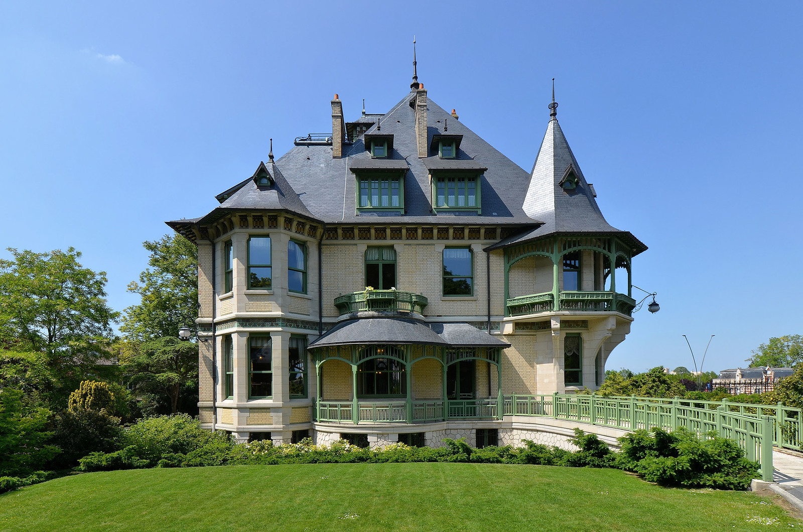 Façade en brique claire de la Villa Demoiselle à Reims avec ses tourelles et ses fenêtres Art nouveau Façade en brique claire de la Villa Demoiselle à Reims avec ses tourelles et ses fenêtres Art nouveau
