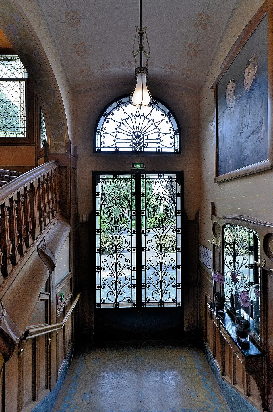 Hall d’entrée de la Villa Demoiselle avec boiseries, vitraux et escalier courbe Hall d’entrée de la Villa Demoiselle avec boiseries, vitraux et escalier courbe