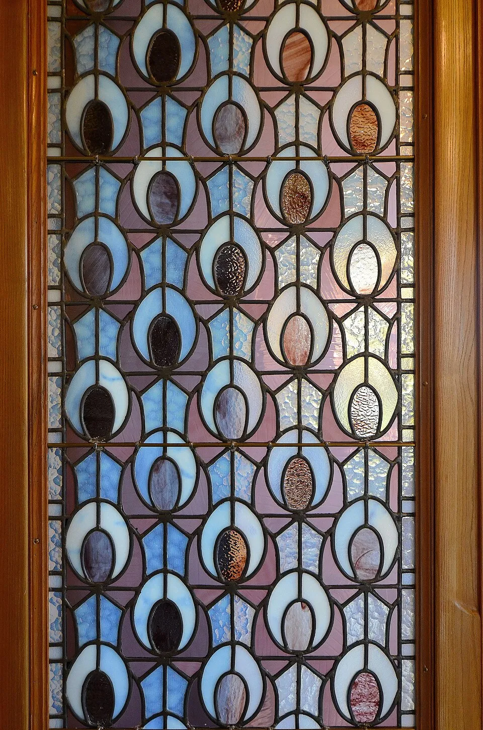 Vitrail coloré de la Villa Demoiselle avec motifs végétaux et géométriques Vitrail coloré de la Villa Demoiselle avec motifs végétaux et géométriques