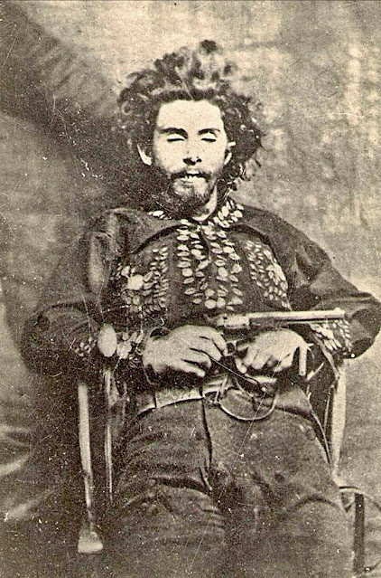 bloody bill anderson post mortem revolver photographie post-mortem de Bloody Bill Anderson avec un revolver posé sur son abdomen