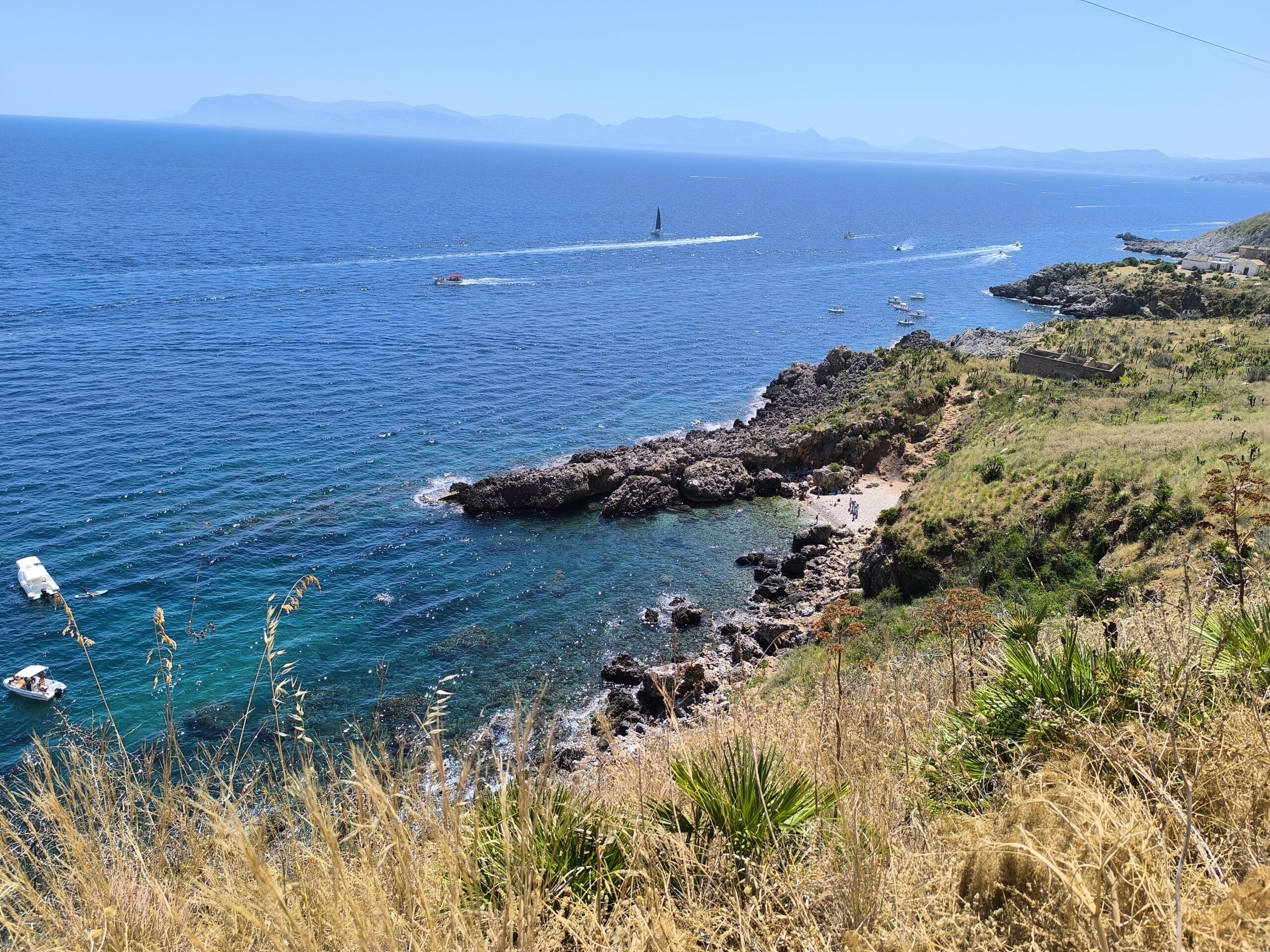 Cala Beretta et ses eaux turquoise dans la réserve naturelle du Zingaro en Sicile Cala Beretta et ses eaux turquoise dans la réserve naturelle du Zingaro en Sicile
