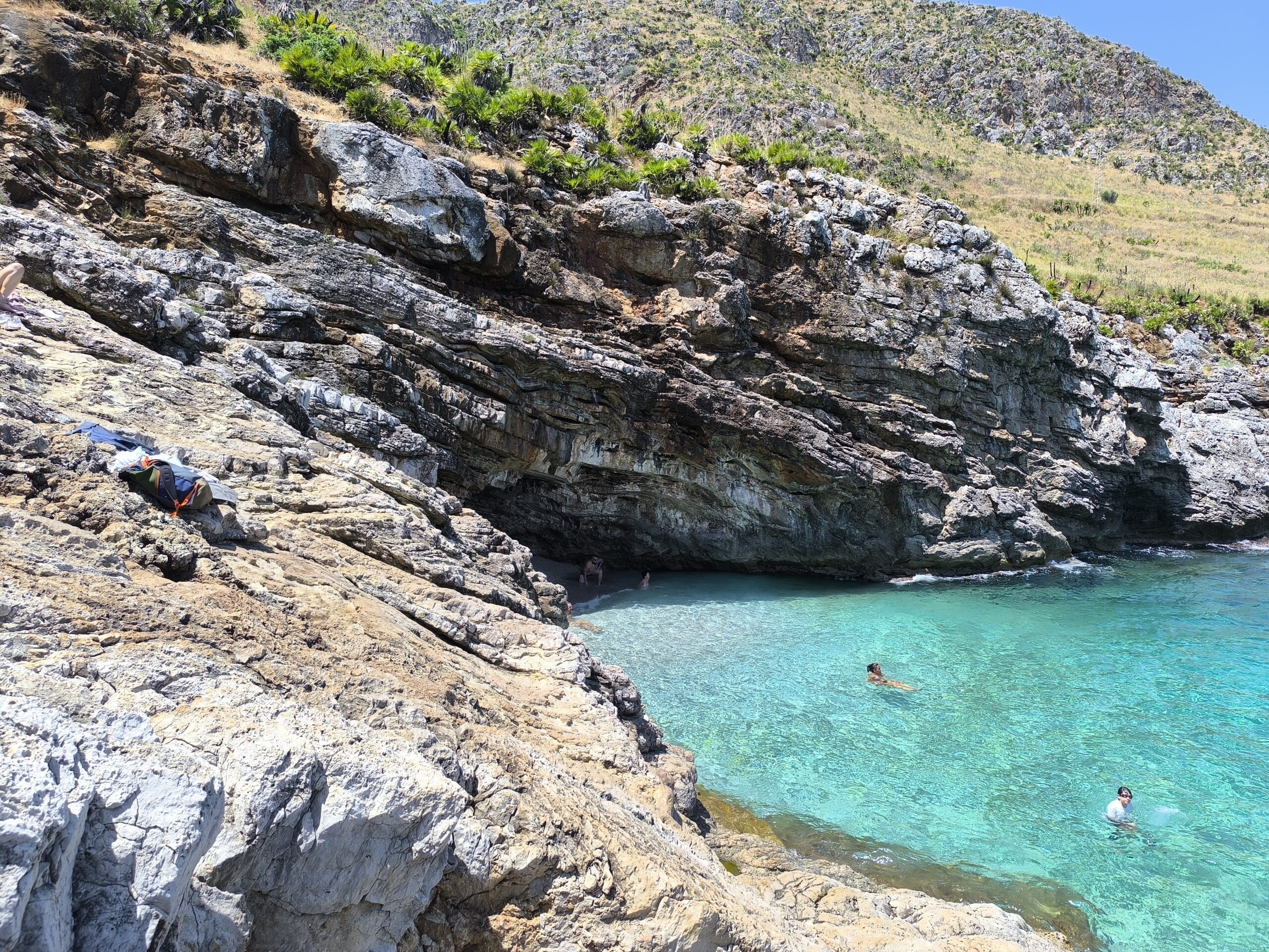 Cala Marinella et son eau turquoise entre les rochers dans la réserve naturelle du Zingaro en Sicile Cala Marinella et son eau turquoise entre les rochers dans la réserve naturelle du Zingaro en Sicile