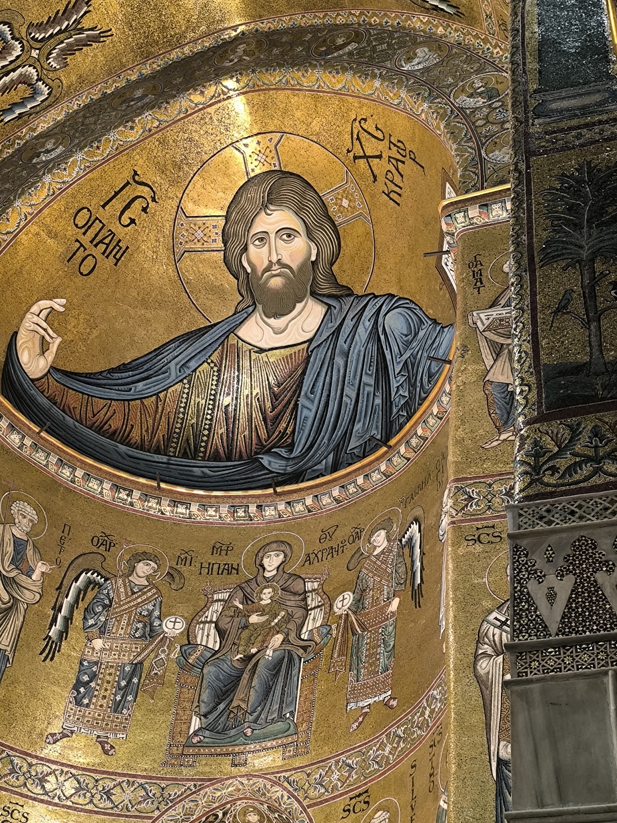 Christ Pantocrator et mosaïques dorées dans la cathédrale de Monreale en Sicile Christ Pantocrator et mosaïques dorées dans la cathédrale de Monreale en Sicile