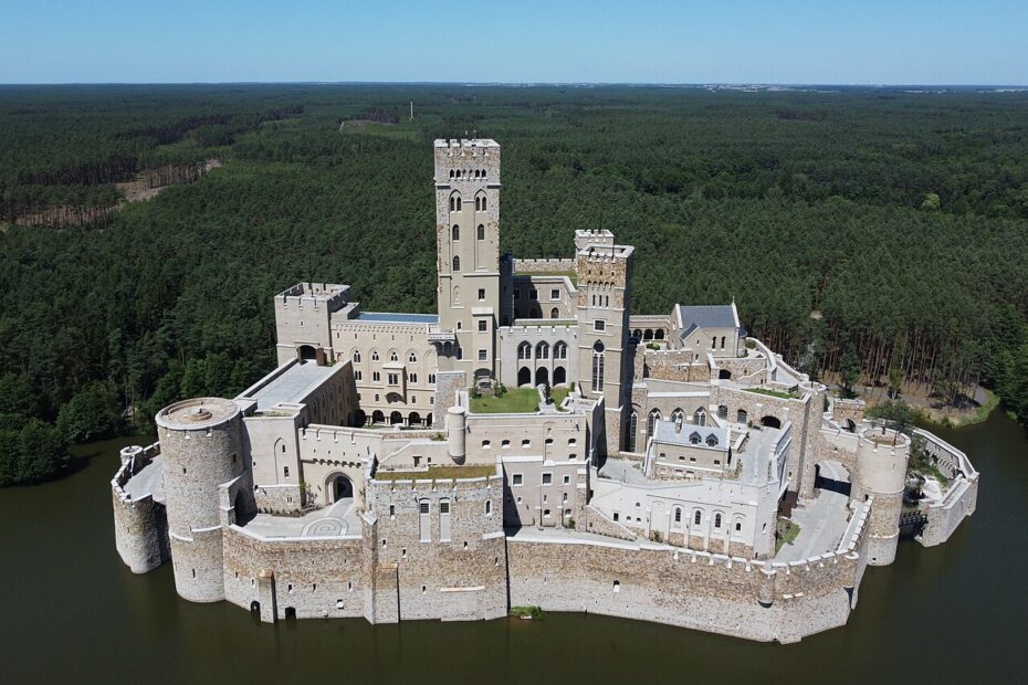 Le château de Stobnica, une forteresse médiévale géante construite au XXIe siècle en Pologne chateau de stobnica pologne vue aerienne Vue aérienne du château de Stobnica entouré par son lac et la forêt en Pologne