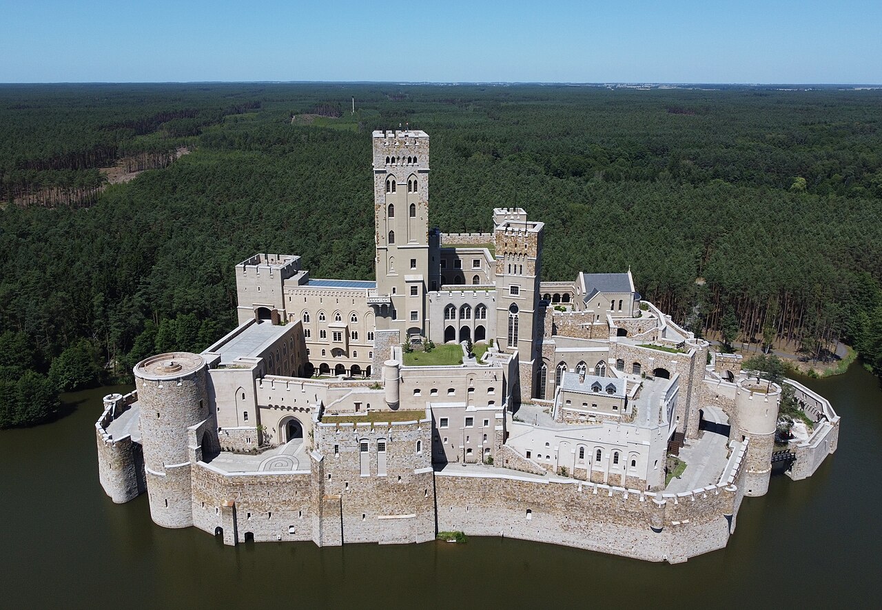 Vue aérienne du château de Stobnica entouré par son lac et la forêt en Pologne Vue aérienne du château de Stobnica entouré par son lac et la forêt en Pologne