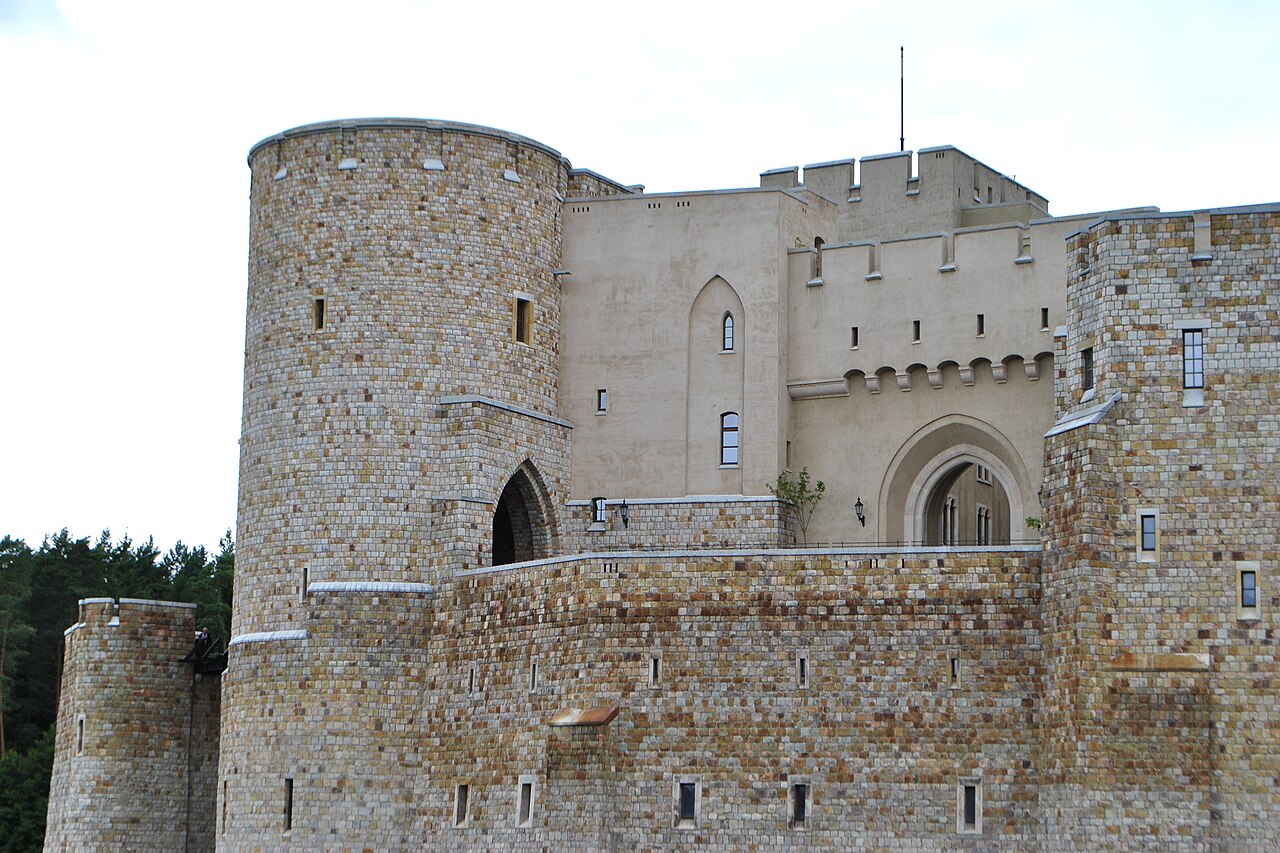 Détail des murailles et des bâtiments du château de Stobnica en juillet 2026 Détail des murailles et des bâtiments du château de Stobnica en juillet 2026