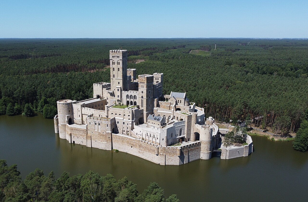 Château moderne de Stobnica vu depuis les airs en Grande-Pologne Château moderne de Stobnica vu depuis les airs en Grande-Pologne