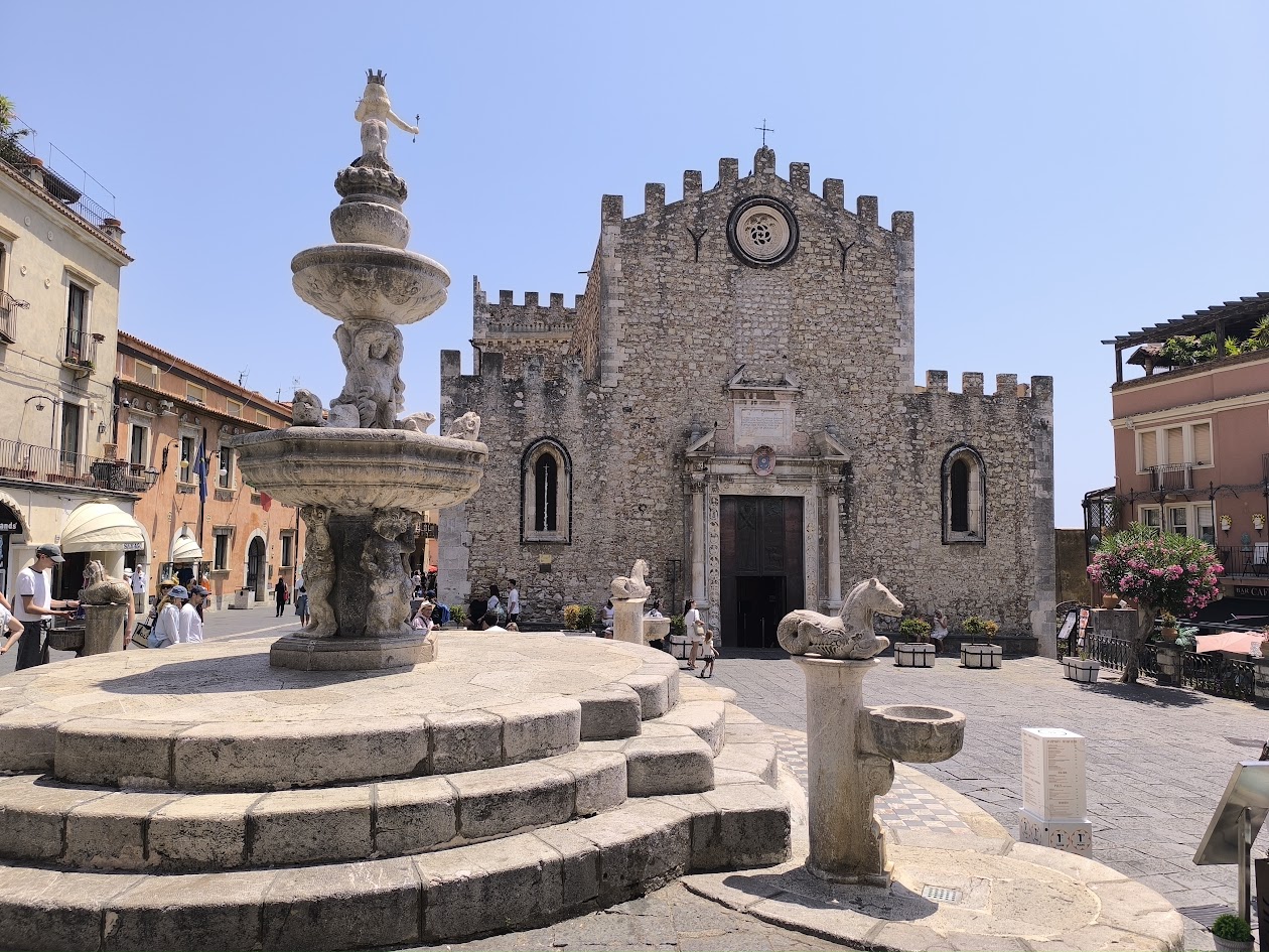 façade de la cathédrale San Nicolò de Taormine en Sicile façade de la cathédrale San Nicolò de Taormine en Sicile