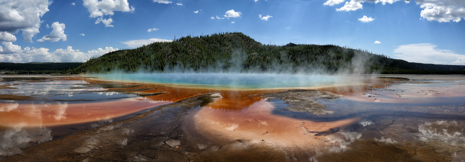 Fumerolles au dessus de Grand Prismatic Spring Fumerolles au dessus de Grand Prismatic Spring