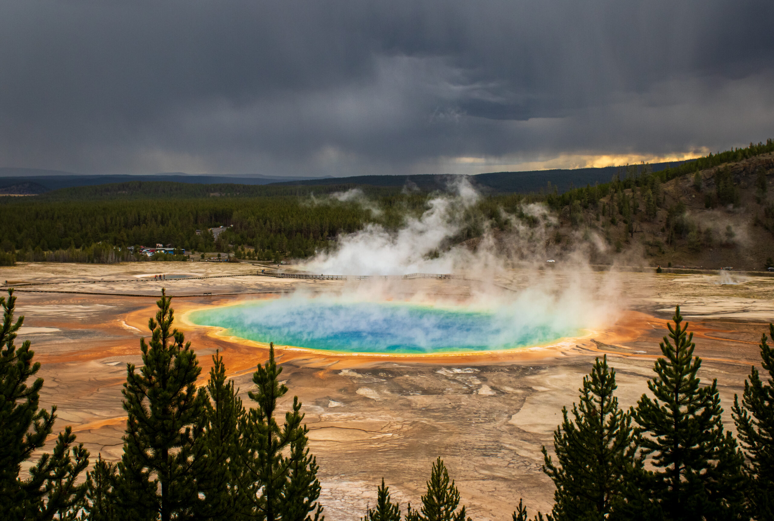 Grand Prismatic Spring vue depuis Grand Prismatic Overlook à Yellowstone Grand Prismatic Spring vue depuis Grand Prismatic Overlook à Yellowstone
